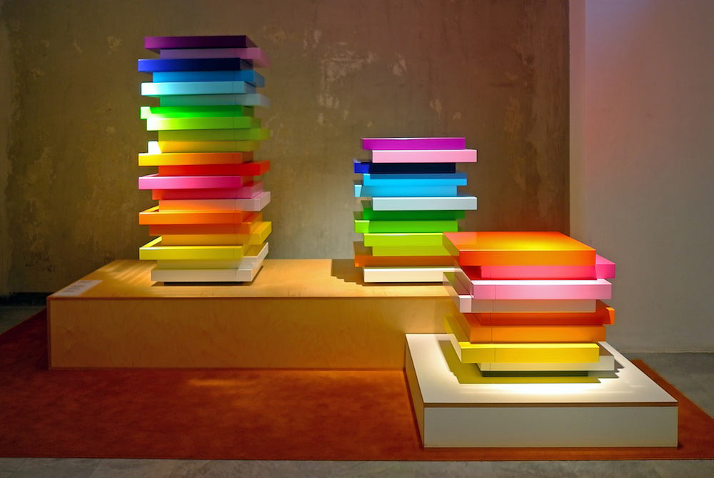 Ghế chồng từ các tấm bê tông màu sắc được thiết kế bởi Emmanuelle Moureaux