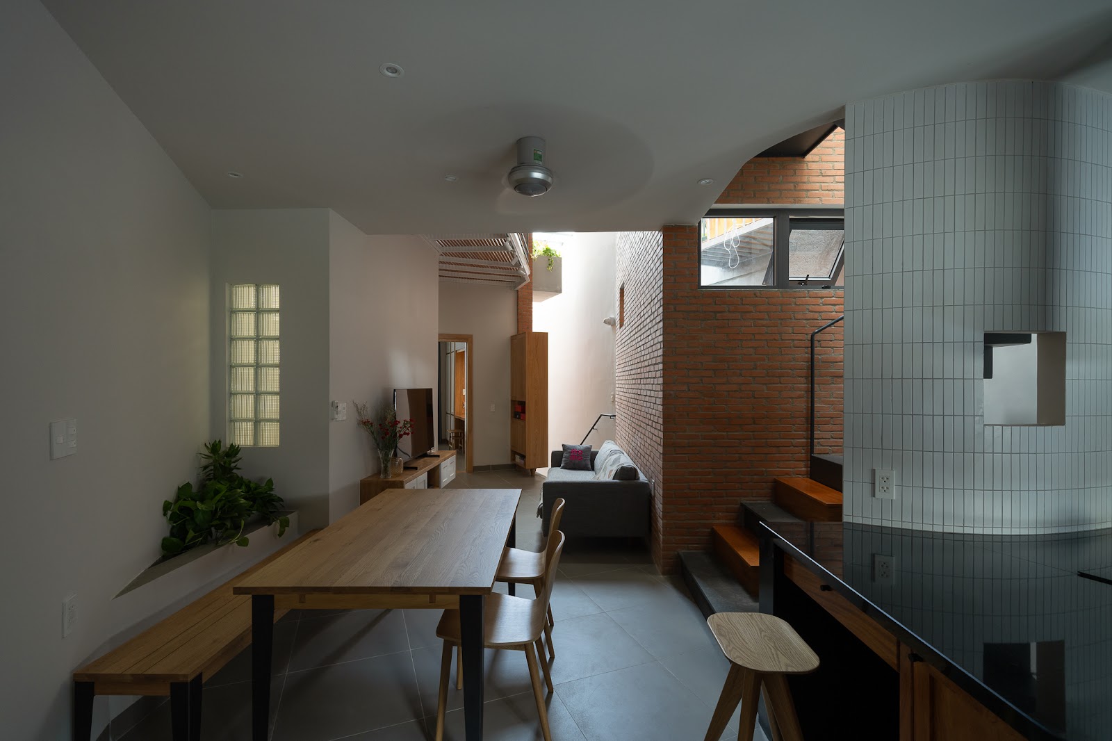 Minh house - Ngôi nhà ống với mảng tường gạch thông gió ngay mặt tiền ...