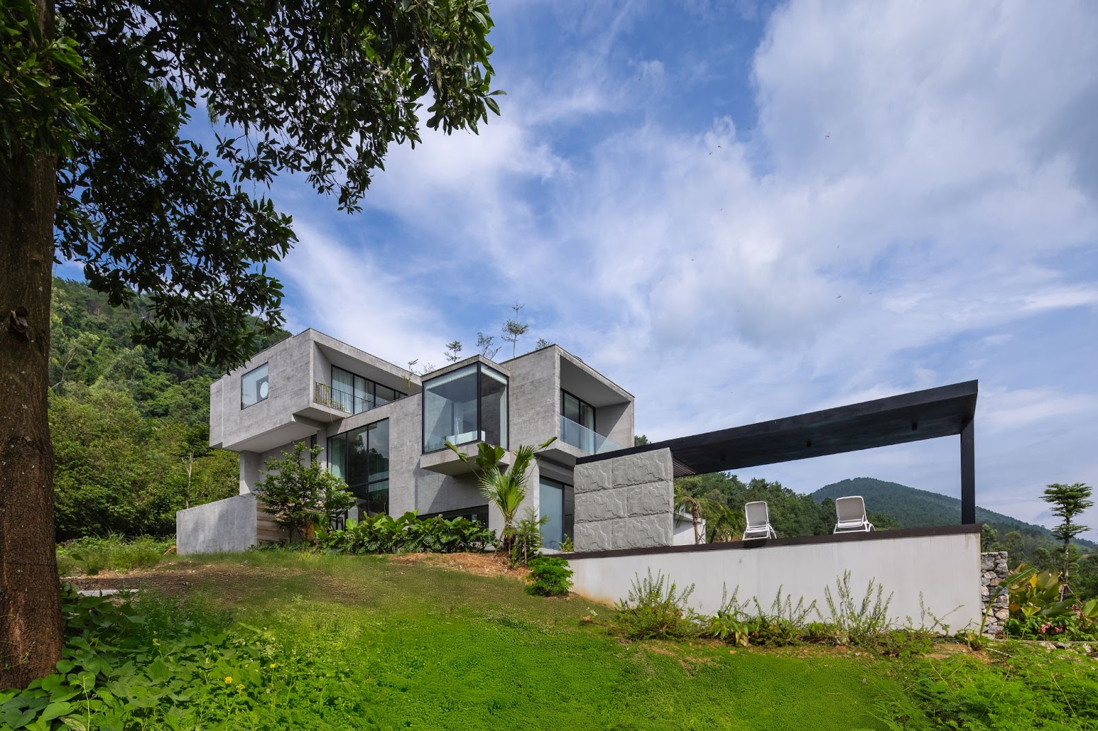 Stella Casa - Căn villa nằm dọc theo sườn đồi dốc | IDEE architects