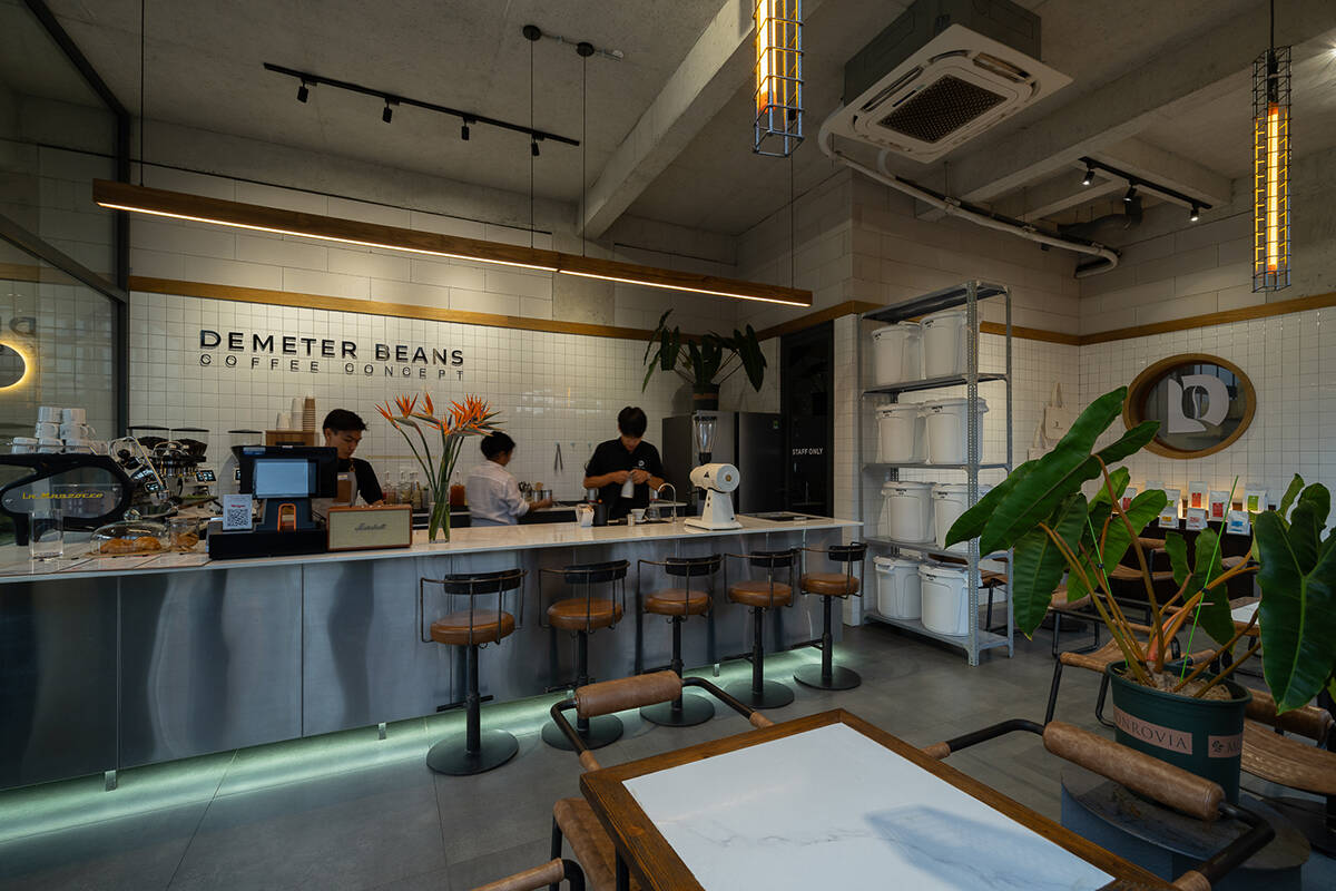 Demeter Design Studio DEMETER BEANS II x D-APARTMENT - Cafe kết hợp căn hộ ở thành phố biển ...