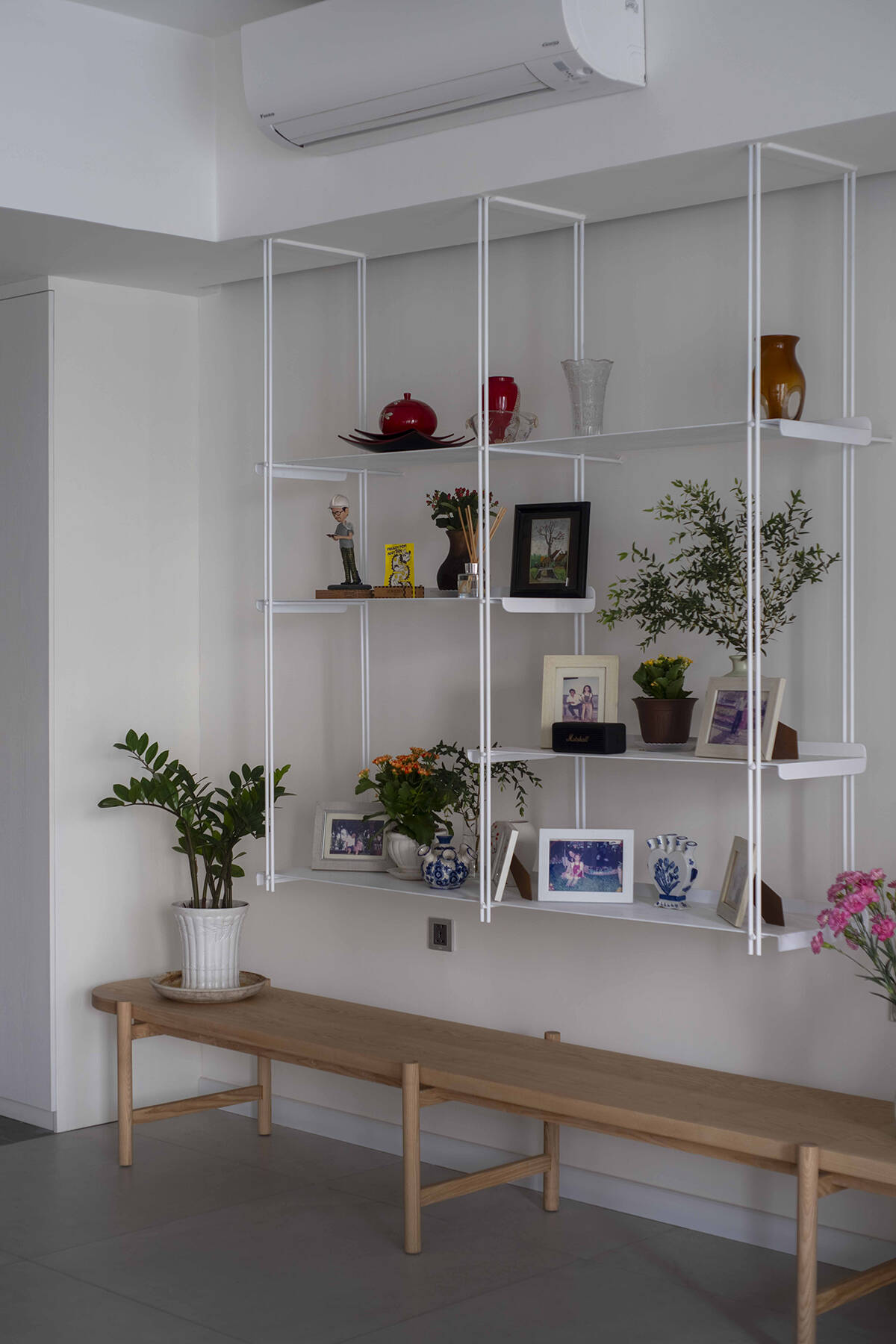 Phòng ngủ căn hộ hiện đại tối giản cùng khung cửa sổ lớn tối ưu ánh sáng tự nhiên
