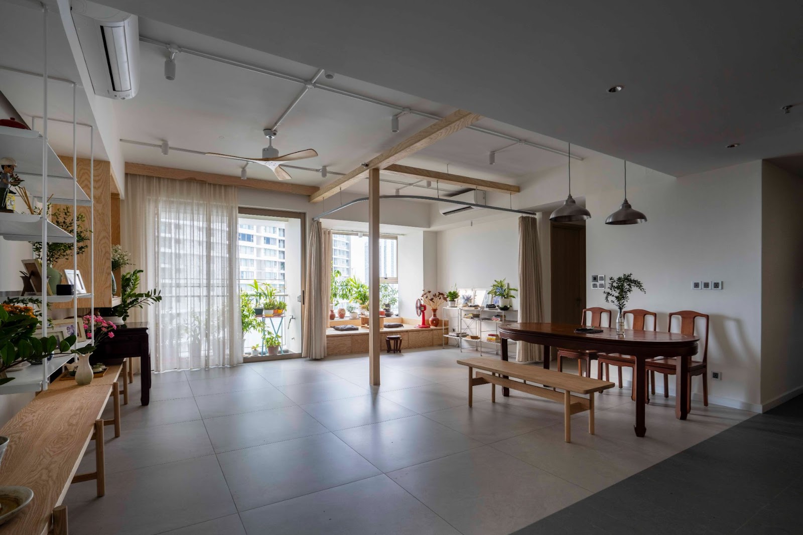 Phòng ngủ căn hộ hiện đại tối giản cùng khung cửa sổ lớn tối ưu ánh sáng tự nhiên