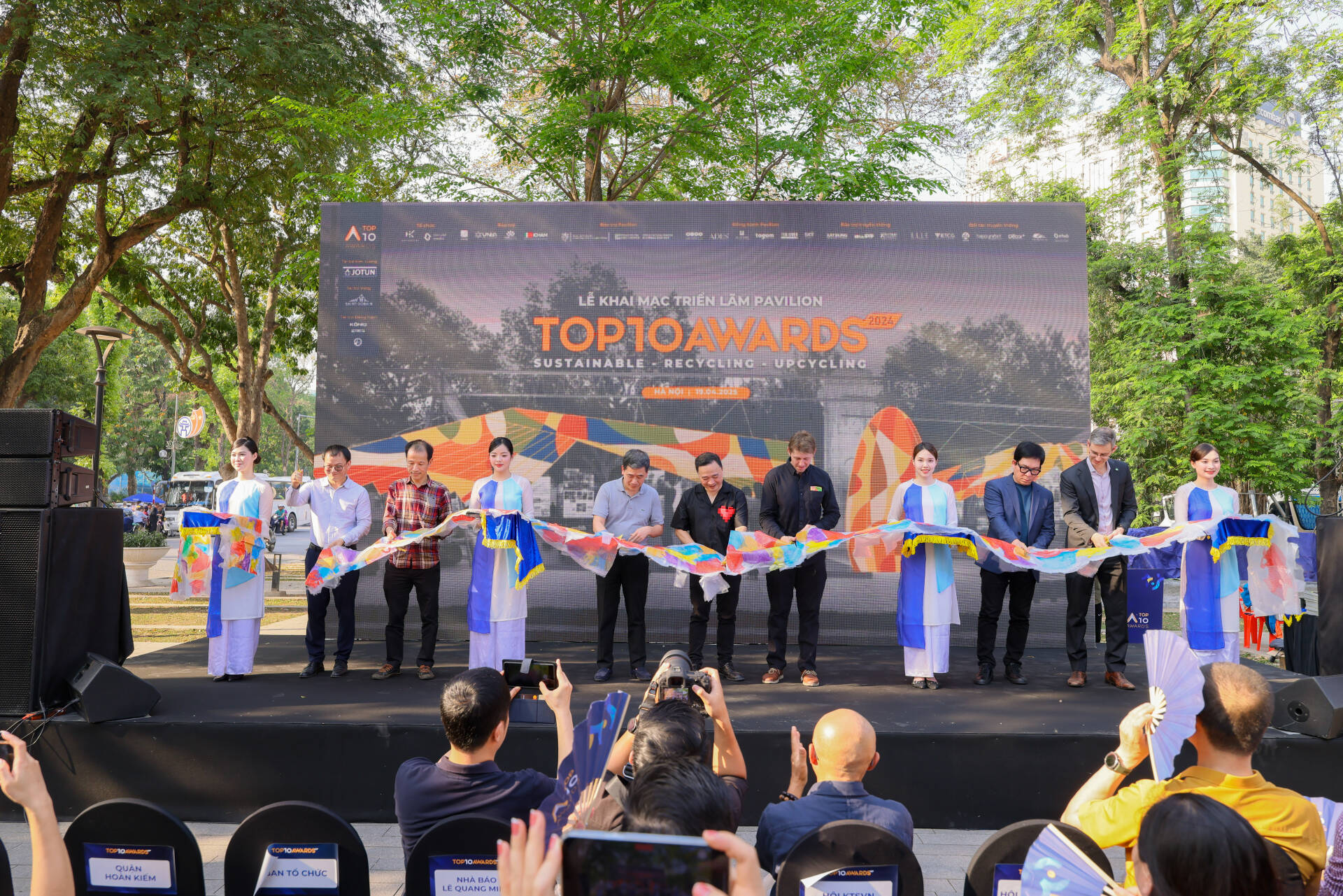 kien-viet-khai-mac-trien-lam-va-trao-giai-top-10-awards-2024 (31).jpg