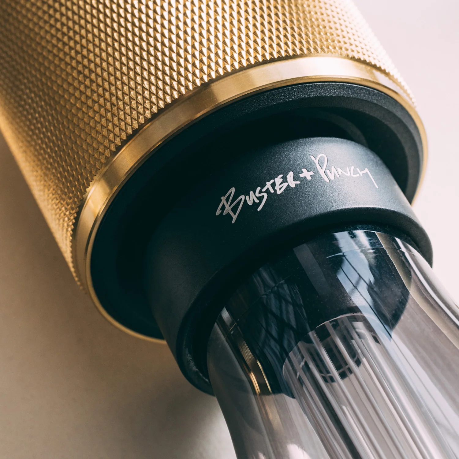 grohe-spa-x-buster-punch-su-cong-huong-cua-nuoc-anh-sang-va-xuc-cam_6.png