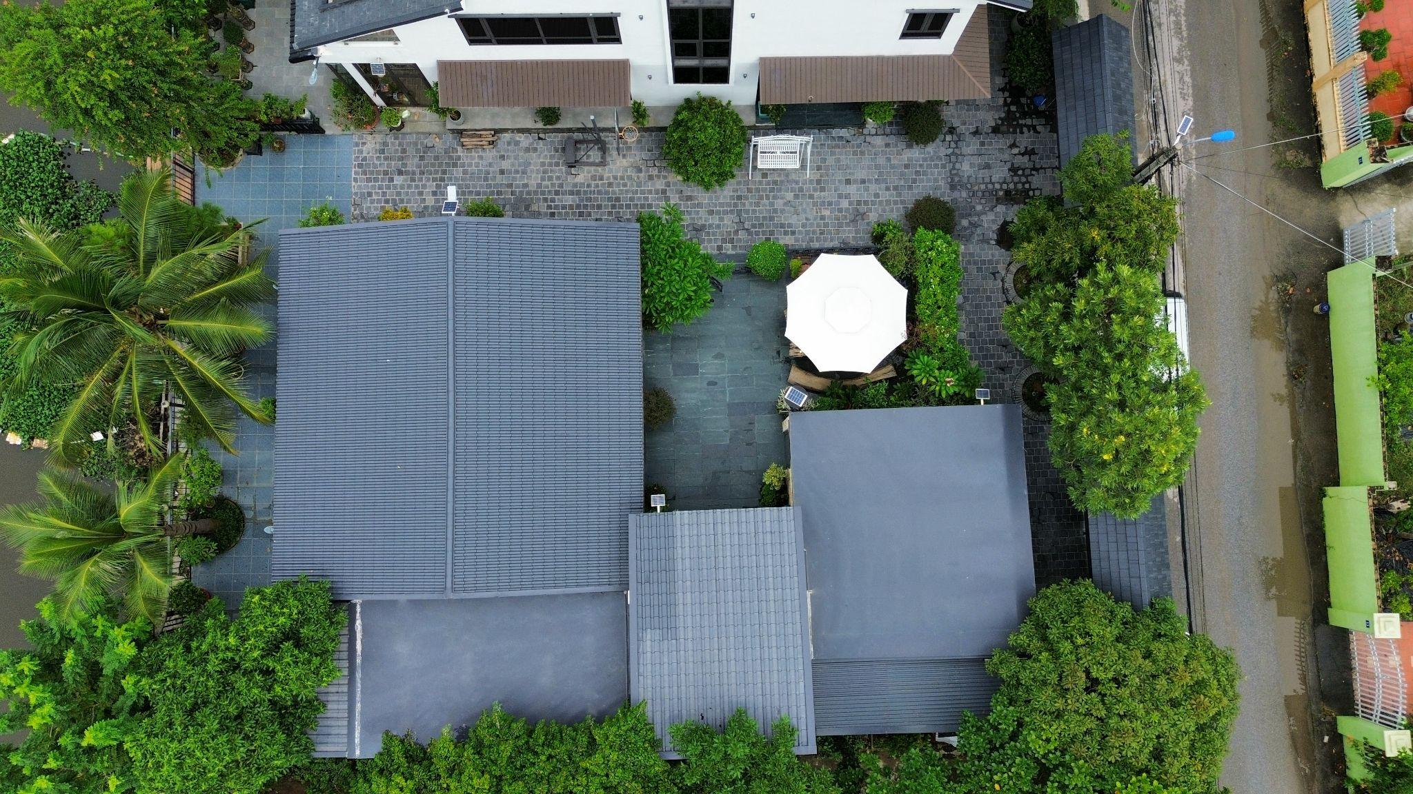 villa-m-to-chuc-khong-gian-o-duong-dai-xoay-quanh-quang-truong-san-vuon-kien-truc-maison-clou_2.jpg