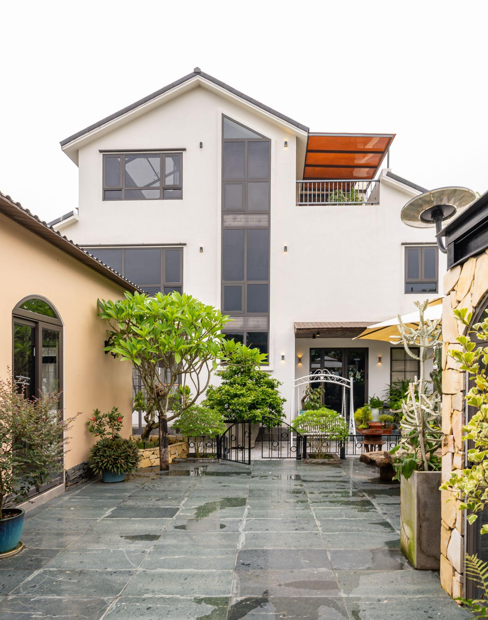 villa-m-to-chuc-khong-gian-o-duong-dai-xoay-quanh-quang-truong-san-vuon-kien-truc-maison-clou_3.jpg