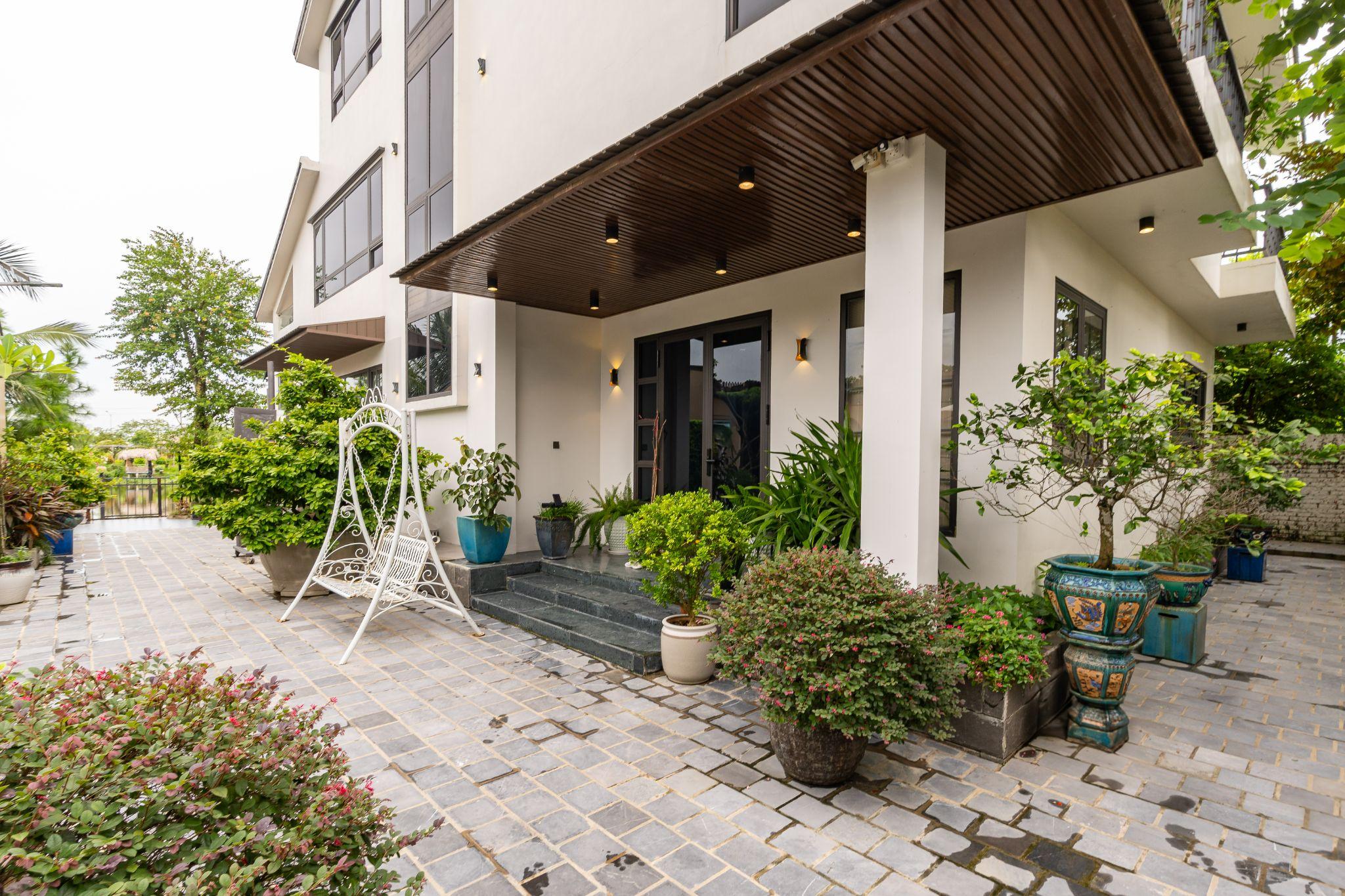villa-m-to-chuc-khong-gian-o-duong-dai-xoay-quanh-quang-truong-san-vuon-kien-truc-maison-clou_4.jpg