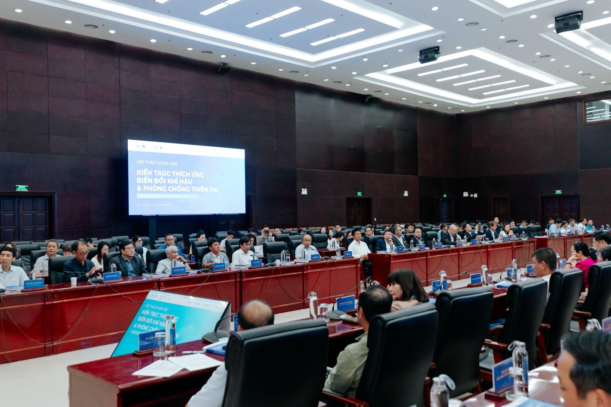 nhin-lai-hoi-thao-kien-truc-thich-ung-bien-doi-khi-hau-va-phong-chong-thien-tai-giai-phap-tu-quy-hoach-den-thiet-ke-cong-trinh_3.jpg