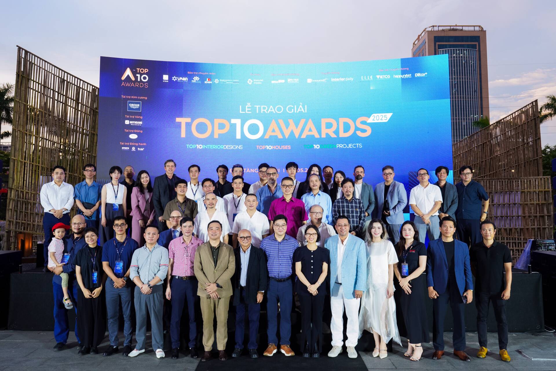 [RECAP] Toàn cảnh Lễ vinh danh Top 10 Awards 2025 và Khai mạc Pavilion “Dong buồm”