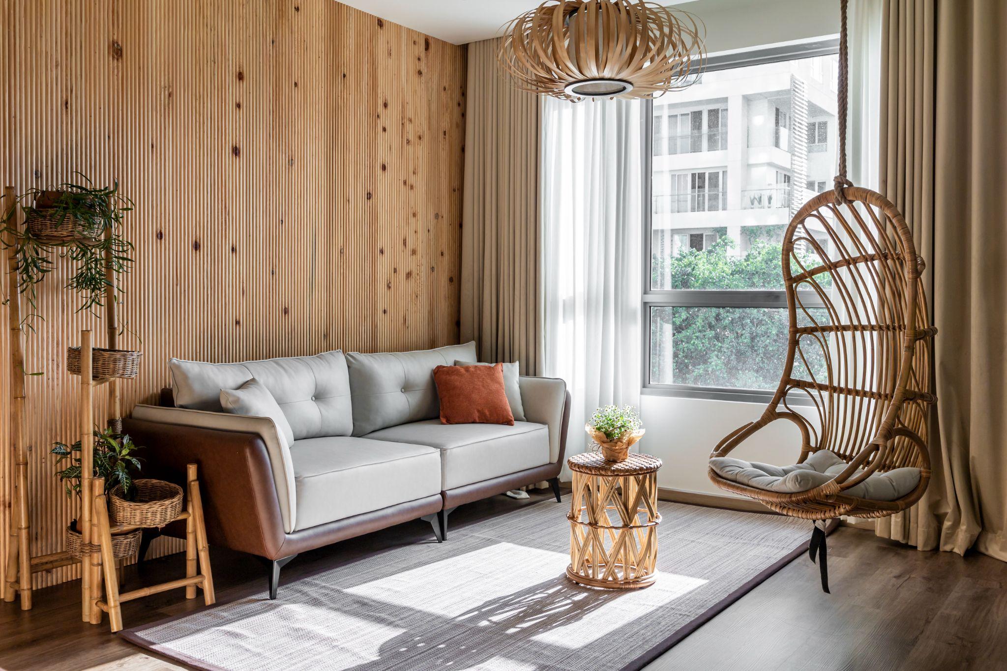 Giải pháp trần cong kết hợp đà gỗ tối màu giúp xử lý dầm cột khi đập thông 2 căn hộ.