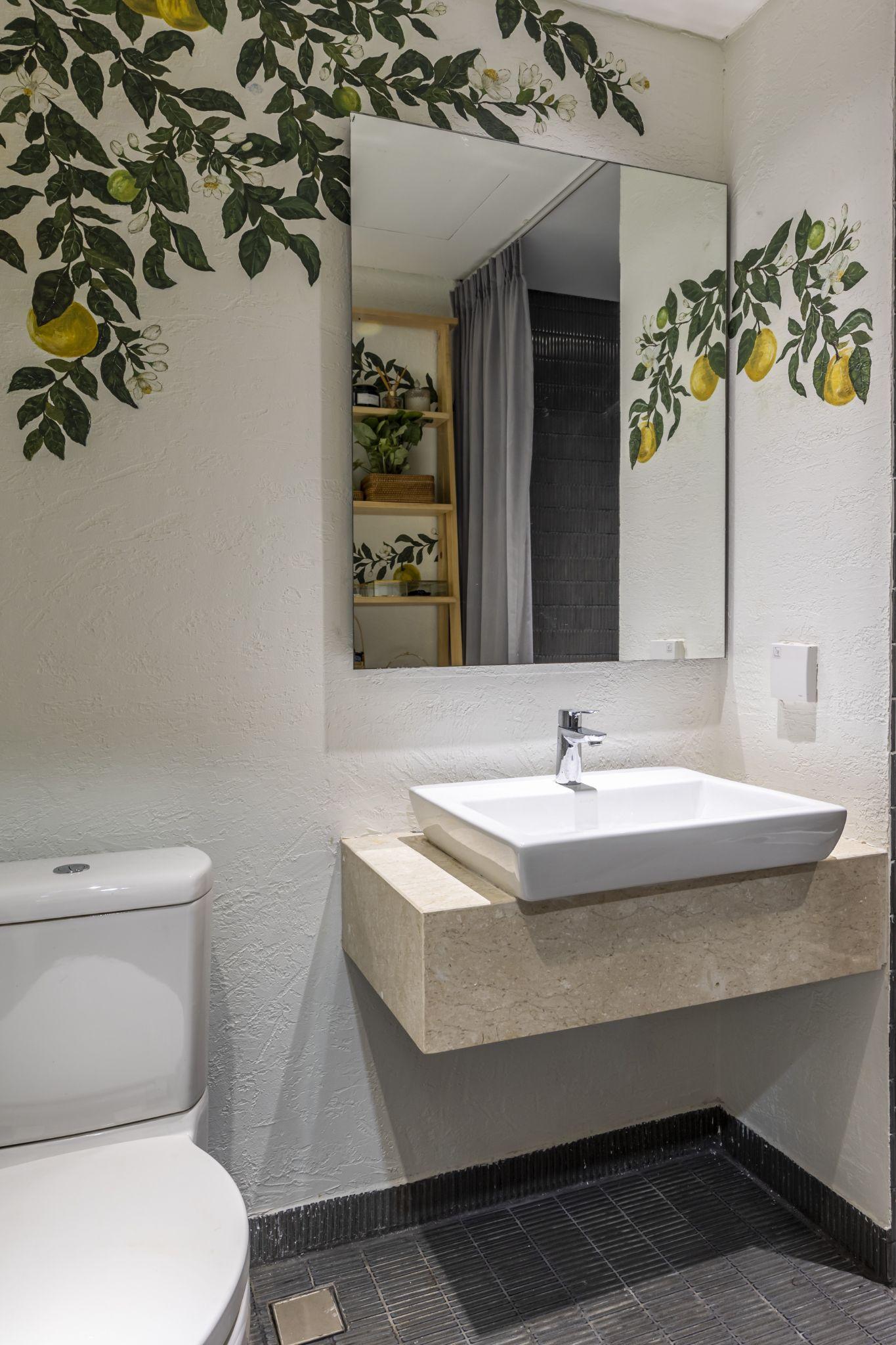 Ứng dụng vật liệu thô mộc và vách ngăn lưới gỗ trong nội thất phong cách Wabi-Sabi đương đại.