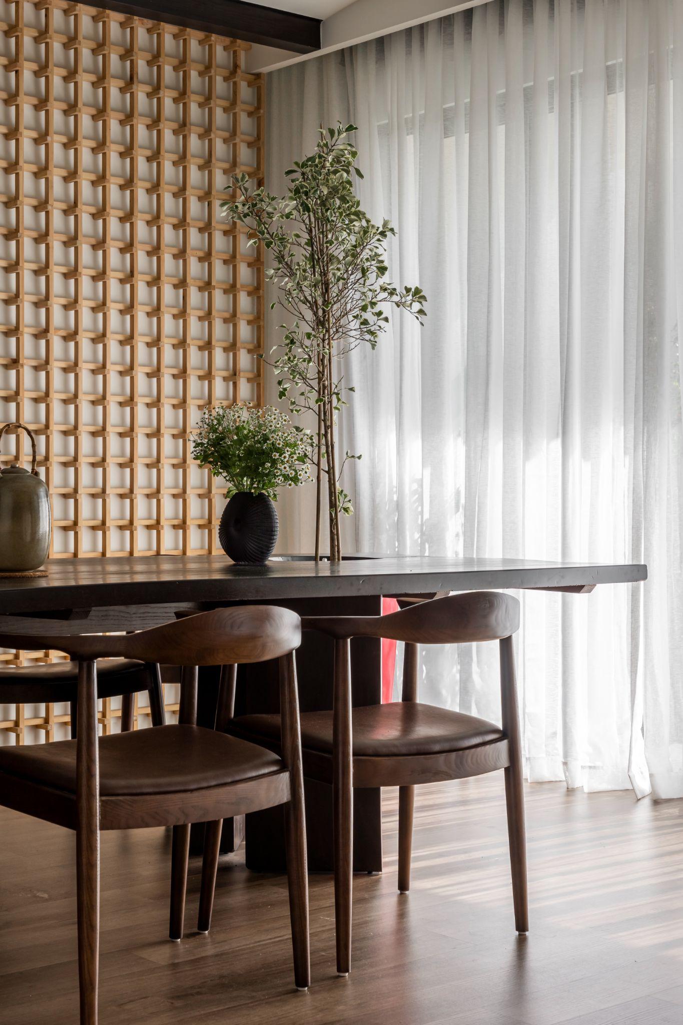 Ứng dụng vật liệu thô mộc và vách ngăn lưới gỗ trong nội thất phong cách Wabi-Sabi đương đại.