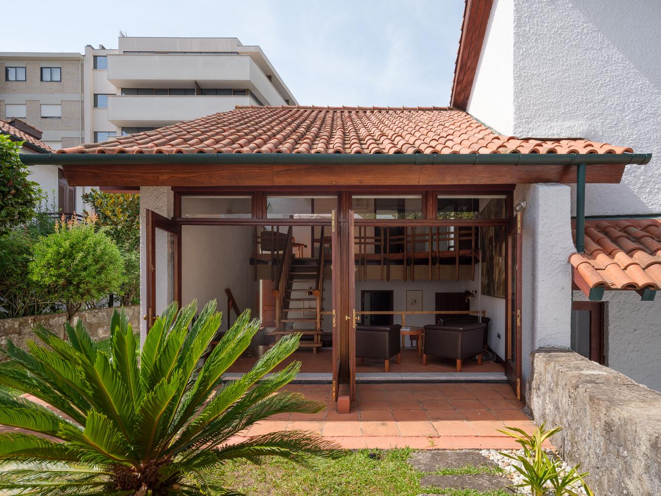 casa-dabreu-neto-cai-tao-nha-o-hien-dai-ton-trong-kien-truc-nguyen-ban-alvaro-siza-vieira_2.jpg