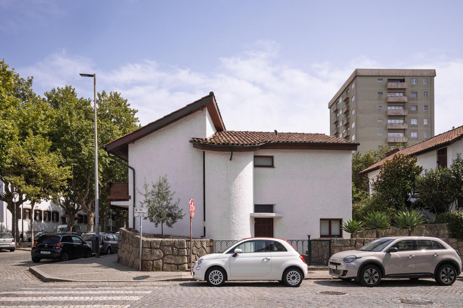casa-dabreu-neto-cai-tao-nha-o-hien-dai-ton-trong-kien-truc-nguyen-ban-alvaro-siza-vieira_3.jpg