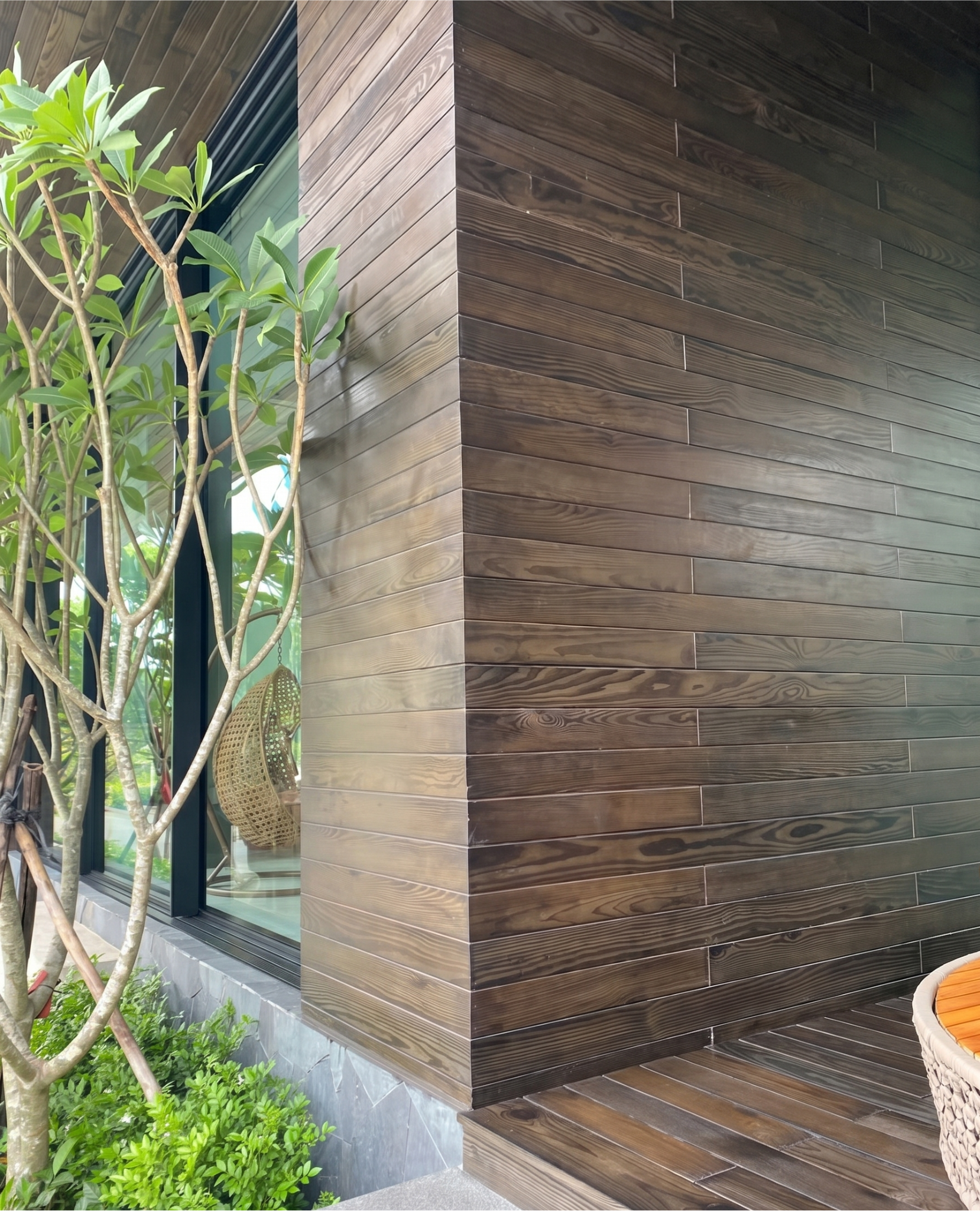 Gỗ tự nhiên qua xử lý công nghệ cao đảm bảo độ ổn định cho các chi tiết nội thất tinh xảo.