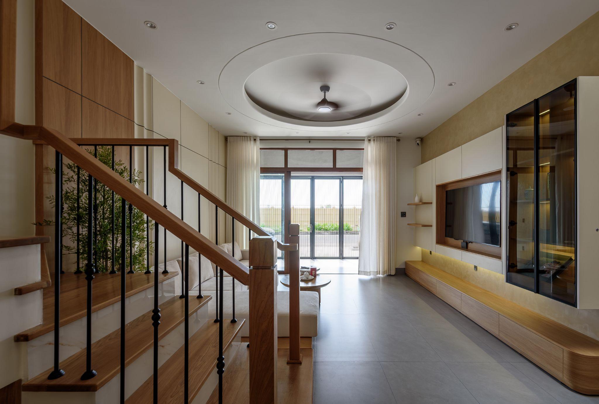dream-house-nha-pho-lech-tang-de-cao-ket-noi-gia-dinh-va-thong-gio-tu-nhien-simba-architects_2.jpg