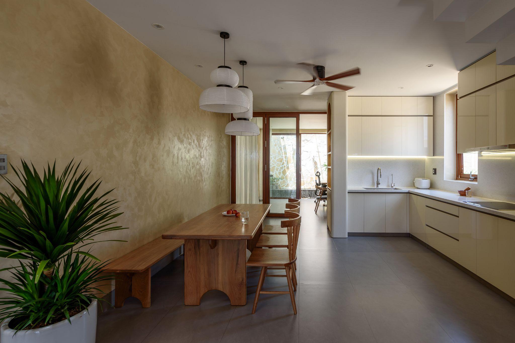 dream-house-nha-pho-lech-tang-de-cao-ket-noi-gia-dinh-va-thong-gio-tu-nhien-simba-architects_4.jpg