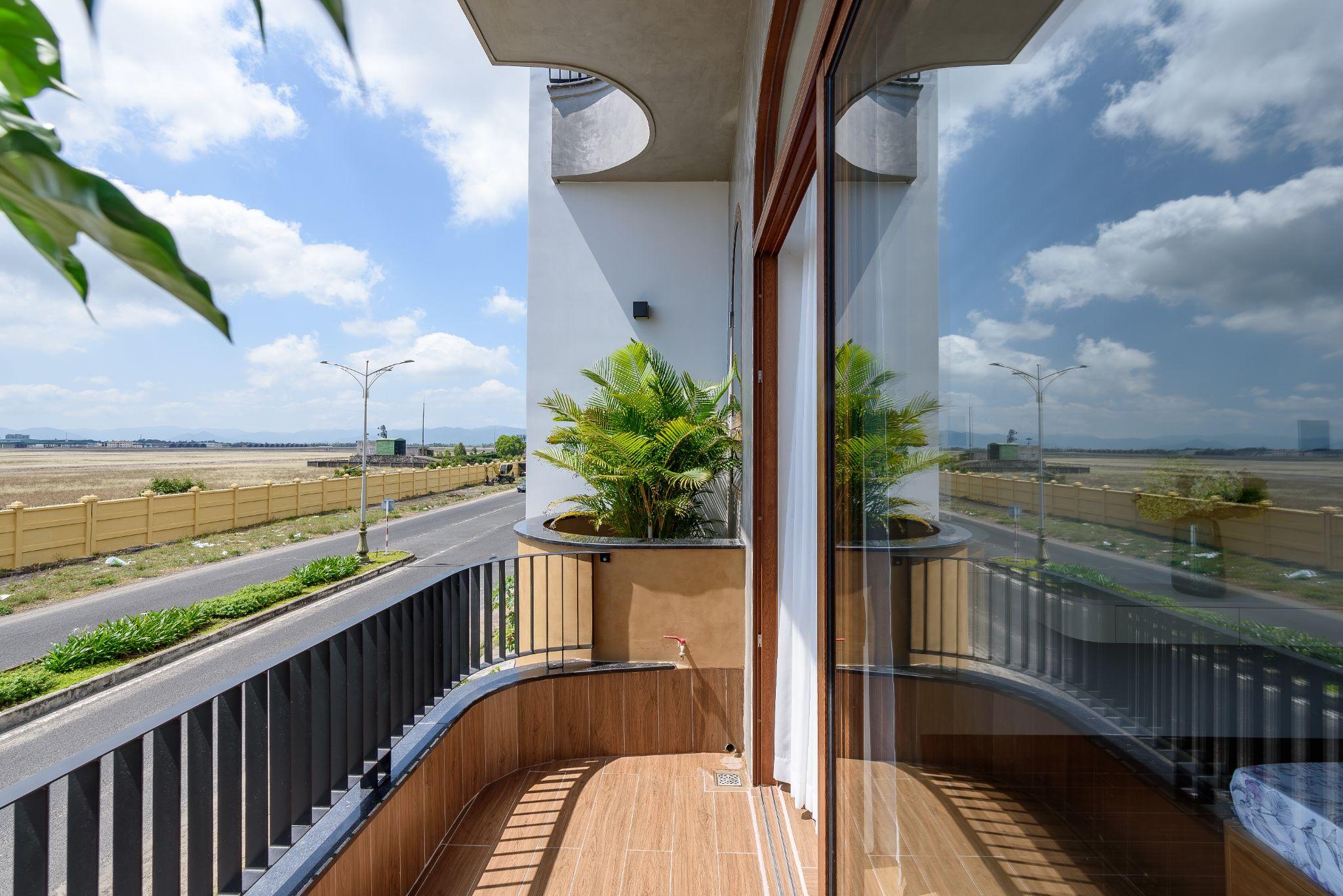 dream-house-nha-pho-lech-tang-de-cao-ket-noi-gia-dinh-va-thong-gio-tu-nhien-simba-architects_8.jpg