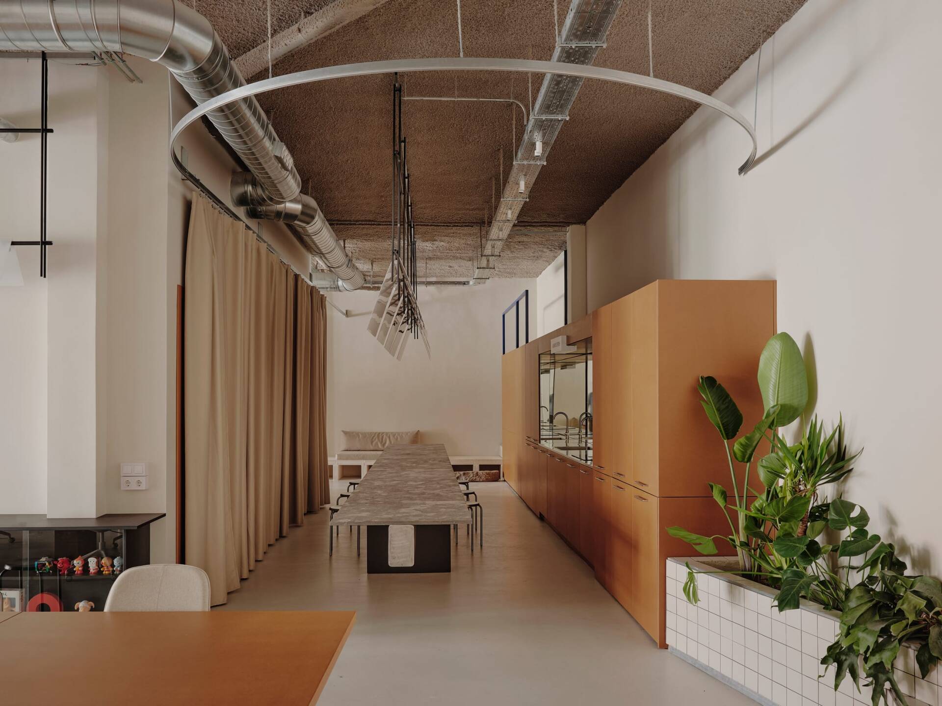 Sornells 21 - Thiết kế workspace lấy cảm hứng từ văn hóa đường phố Tokyo | Paloma Bau & T.O.T