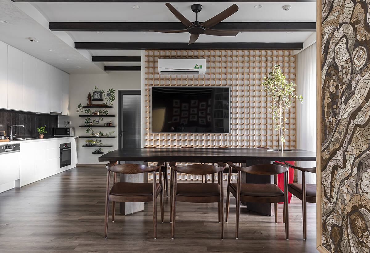 Ứng dụng vật liệu thô mộc và vách ngăn lưới gỗ trong nội thất phong cách Wabi-Sabi đương đại.