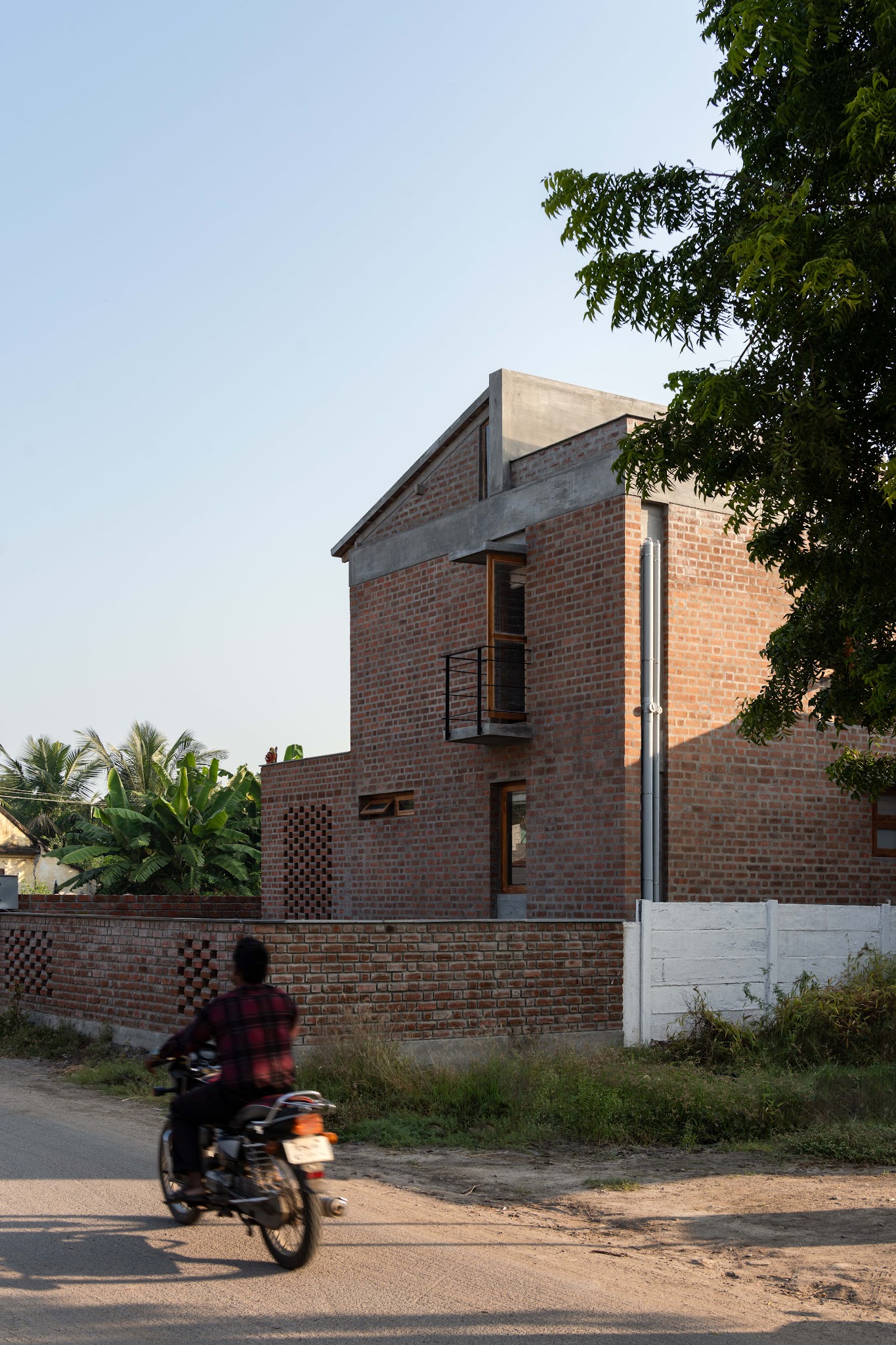 the-threshold-house-khi-kien-truc-nong-thon-chi-giu-lai-nhung-gi-can-thiet-madras-spaces_2.jpg