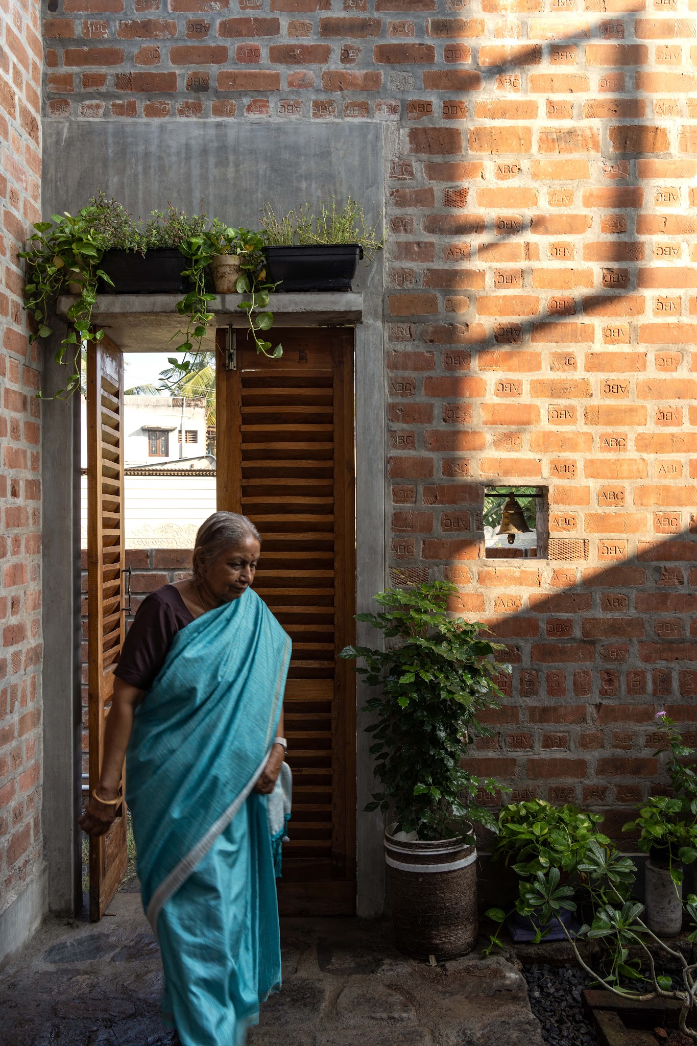 the-threshold-house-khi-kien-truc-nong-thon-chi-giu-lai-nhung-gi-can-thiet-madras-spaces_6.jpg
