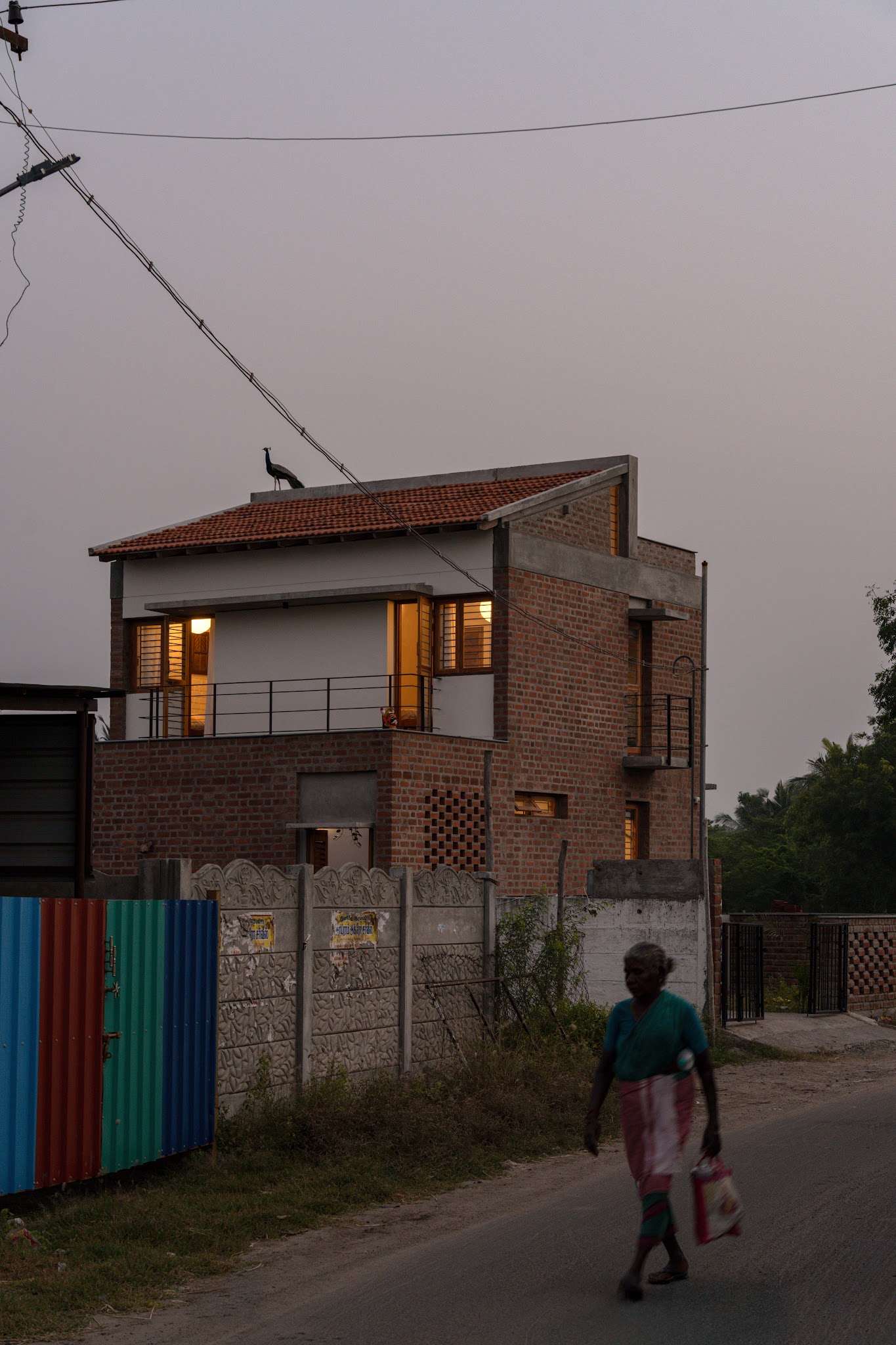 the-threshold-house-khi-kien-truc-nong-thon-chi-giu-lai-nhung-gi-can-thiet-madras-spaces_8.jpg