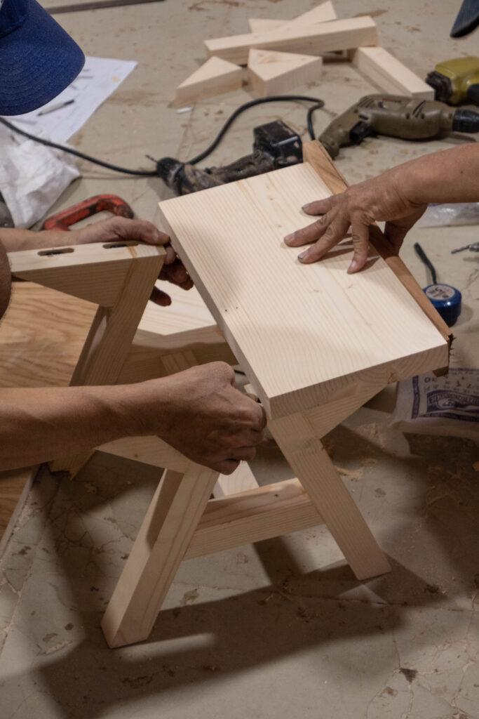 a-stool-tai-sinh-vat-lieu-tho-thanh-mot-thiet-ke-giau-tinh-ket-noi_6.jpg