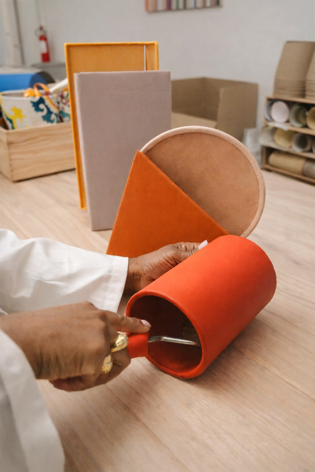 beyond-leather-bien-vat-lieu-da-thua-thanh-bo-suu-tap-den-chieu-sang_4.png
