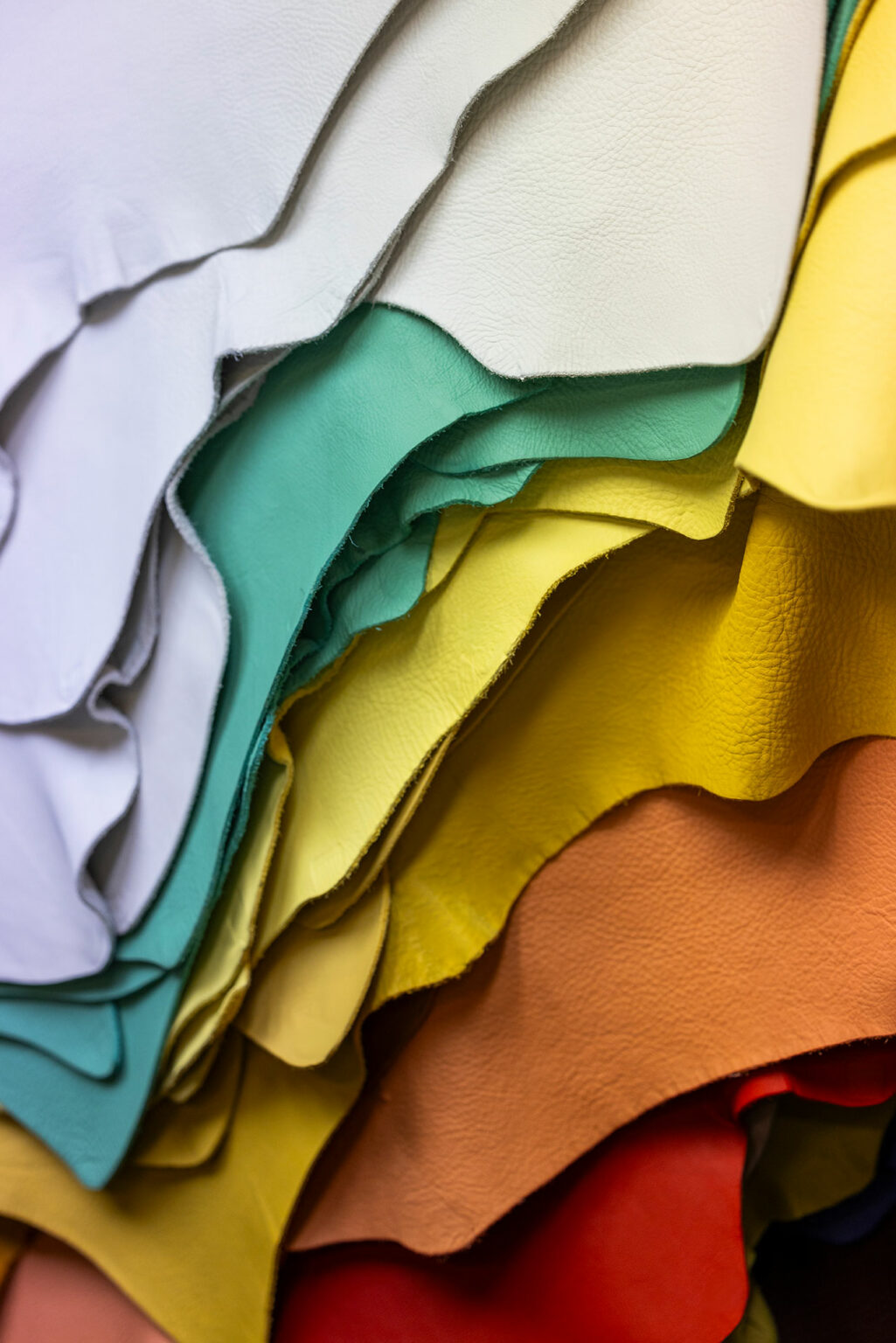 beyond-leather-bien-vat-lieu-da-thua-thanh-bo-suu-tap-den-chieu-sang_7.png