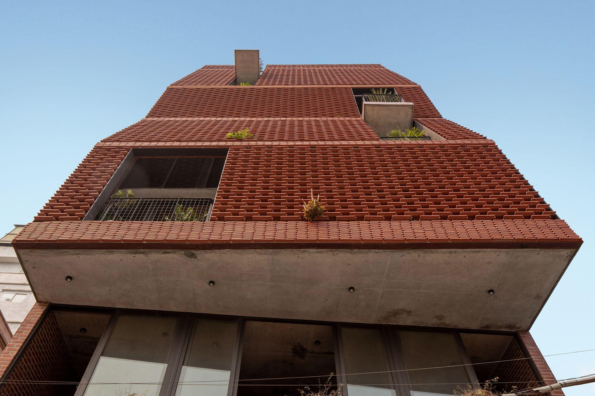 dong-chay-nhiet-doi-nha-o-da-nang-ket-hop-mang-ngoi-va-gach-xep-tai-dong-anh-hp-architects_2.jpg