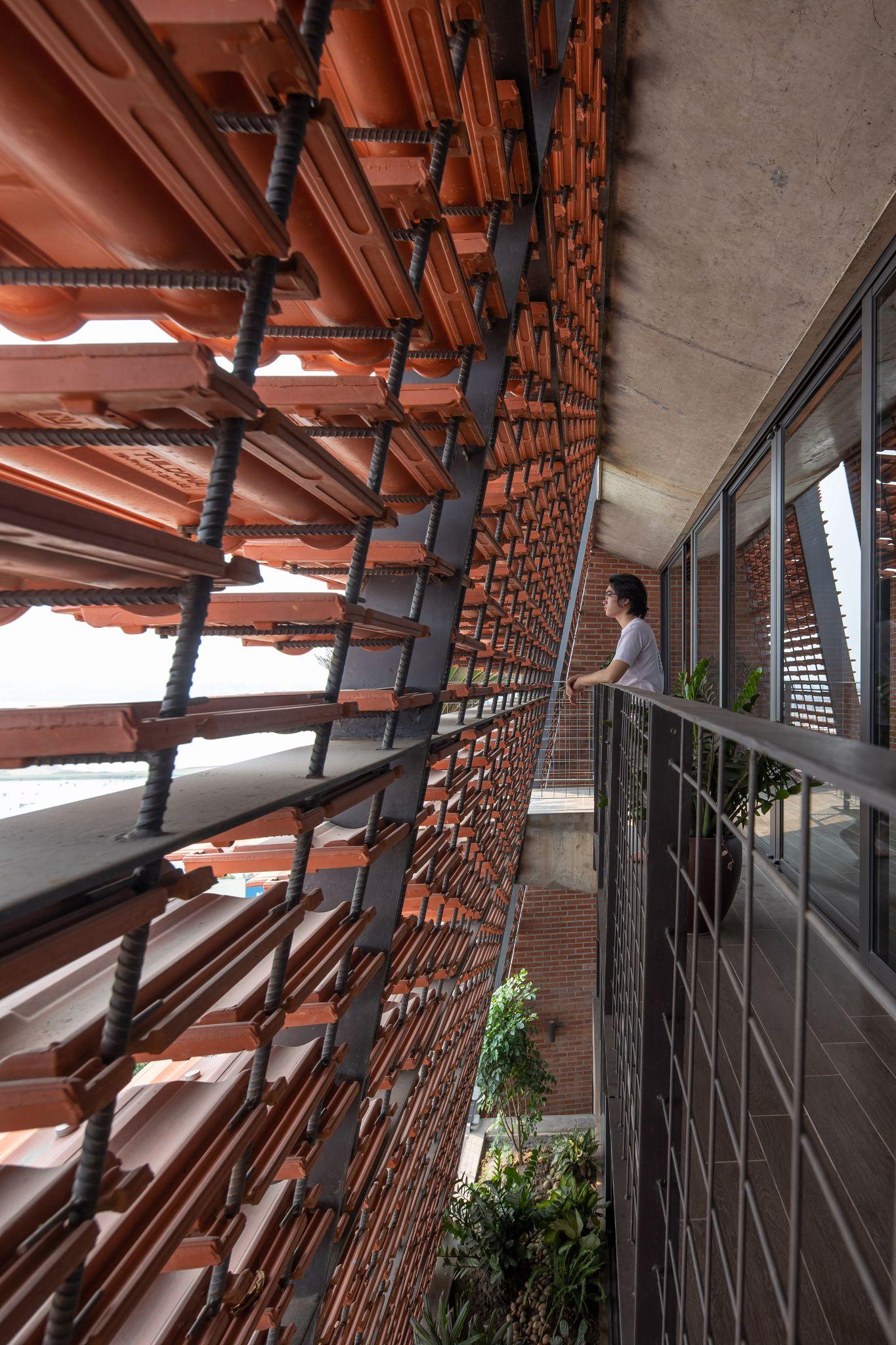 dong-chay-nhiet-doi-nha-o-da-nang-ket-hop-mang-ngoi-va-gach-xep-tai-dong-anh-hp-architects_3.jpg