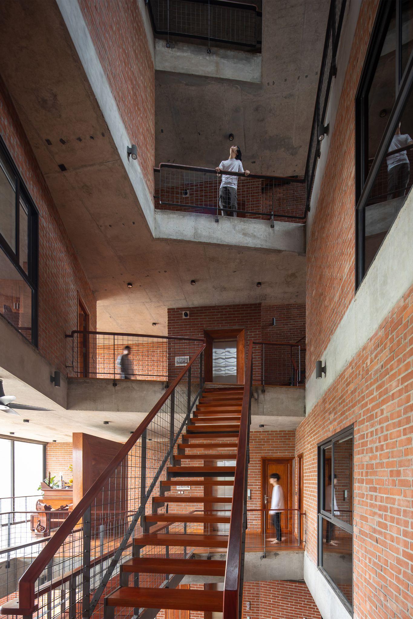 dong-chay-nhiet-doi-nha-o-da-nang-ket-hop-mang-ngoi-va-gach-xep-tai-dong-anh-hp-architects_4.jpg