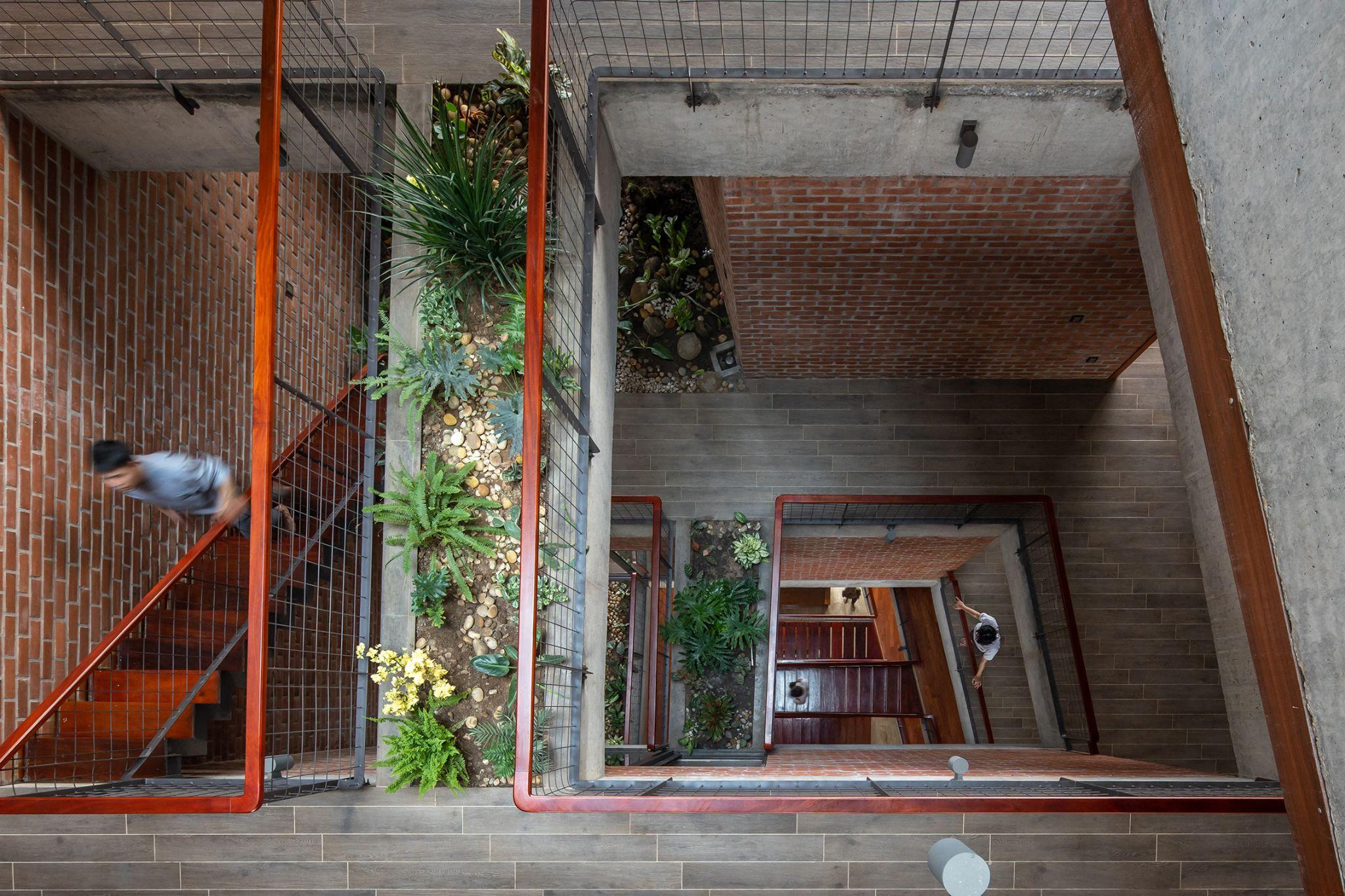 dong-chay-nhiet-doi-nha-o-da-nang-ket-hop-mang-ngoi-va-gach-xep-tai-dong-anh-hp-architects_5.jpg