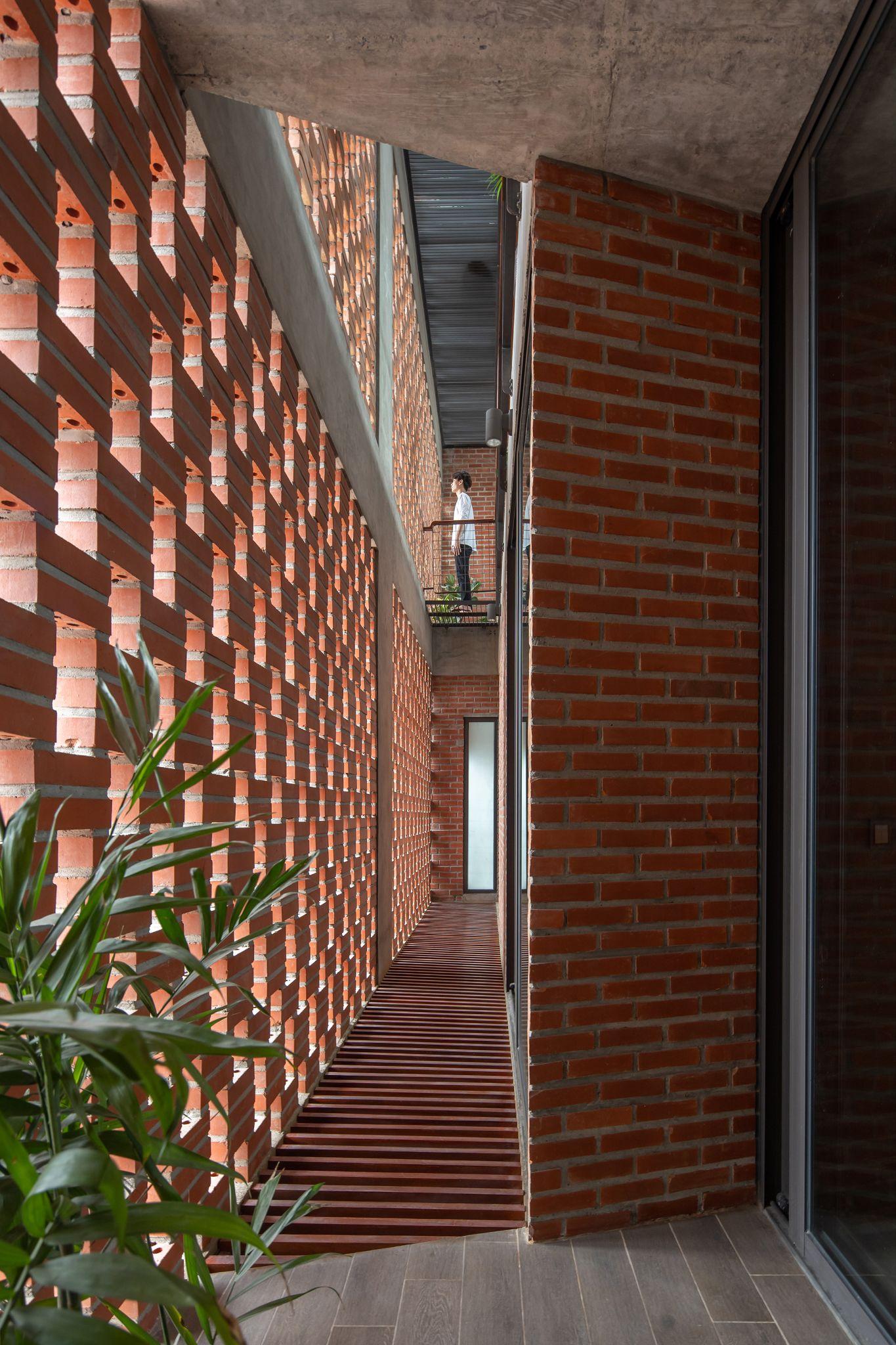 dong-chay-nhiet-doi-nha-o-da-nang-ket-hop-mang-ngoi-va-gach-xep-tai-dong-anh-hp-architects_6.jpg