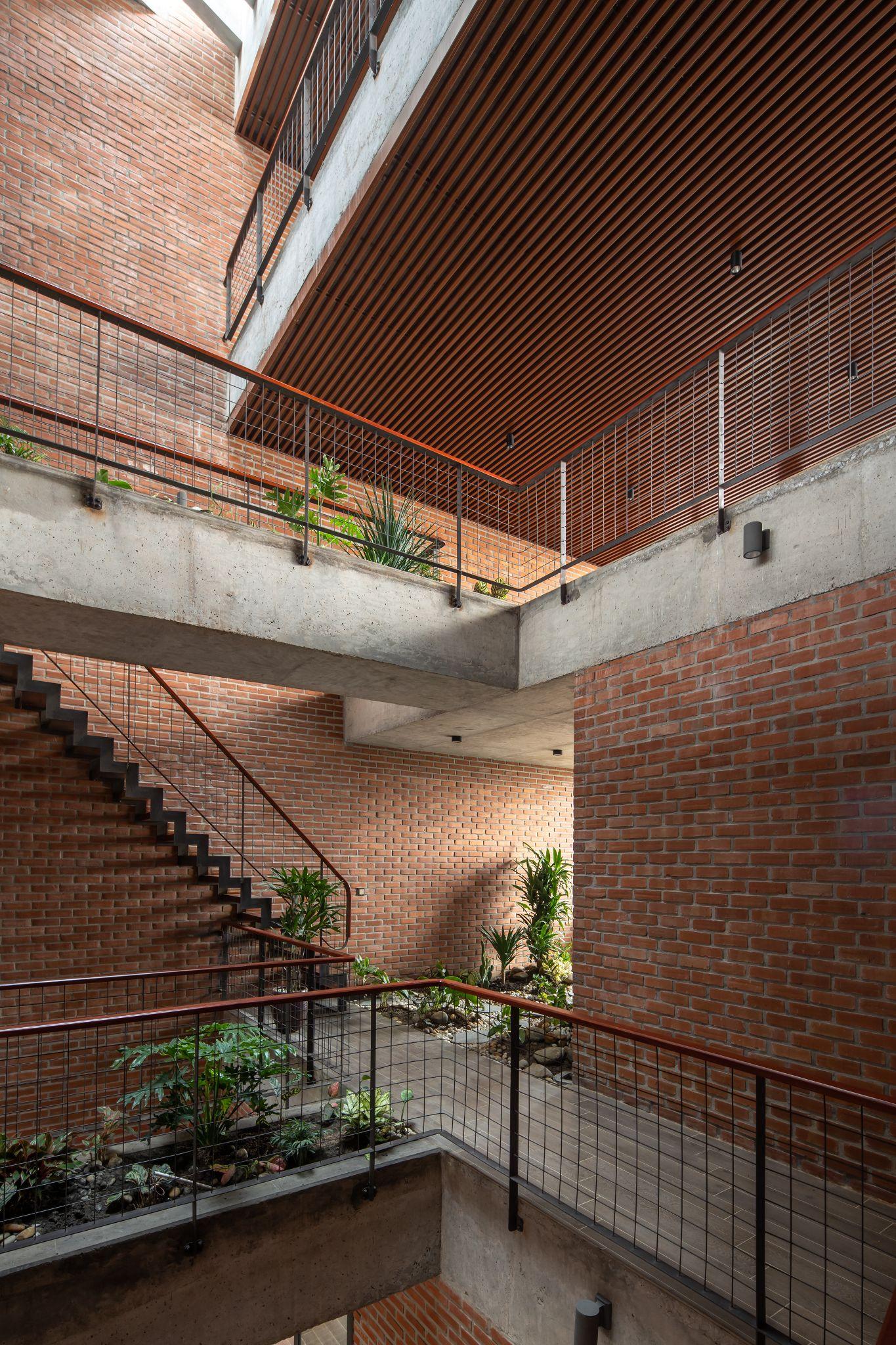 dong-chay-nhiet-doi-nha-o-da-nang-ket-hop-mang-ngoi-va-gach-xep-tai-dong-anh-hp-architects_7.jpg