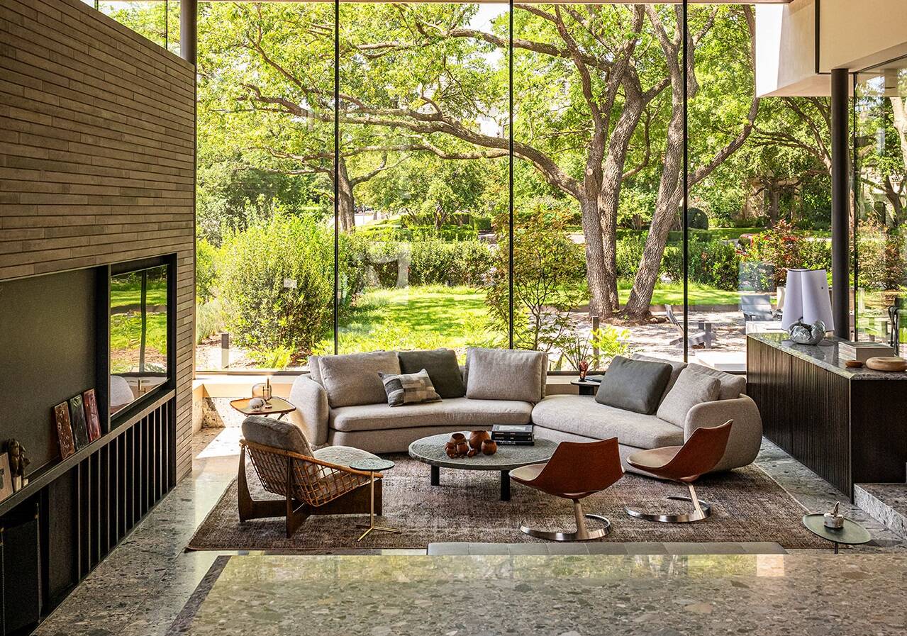 Gam màu trầm và tinh thần Mid-century kiến tạo không gian sống hiện đại tại Texas