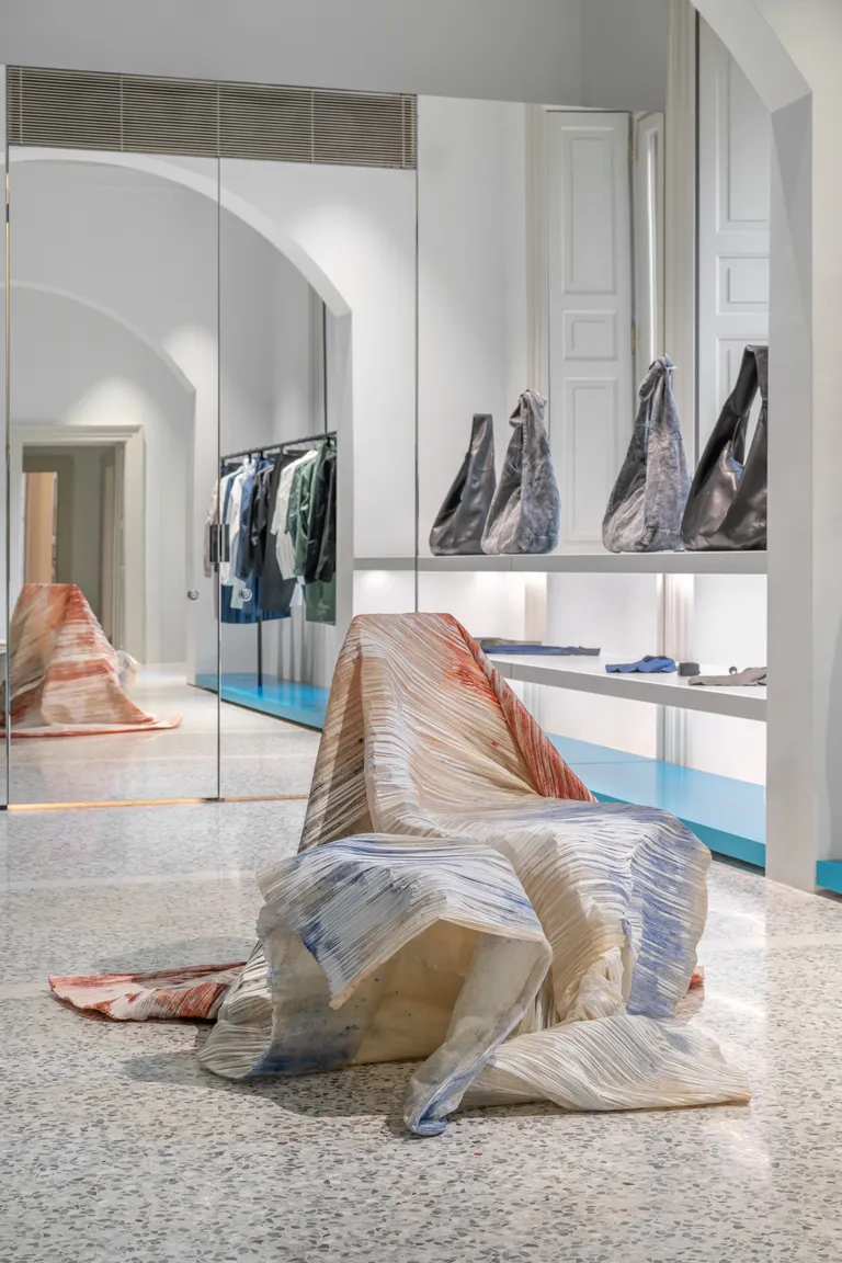 khi-giay-hoa-thanh-tac-pham-dieu-khac-than-ky-tai-khong-gian-issey-miyake-milan_4.png