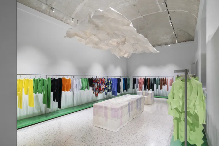 khi-giay-hoa-thanh-tac-pham-dieu-khac-than-ky-tai-khong-gian-issey-miyake-milan_8.png