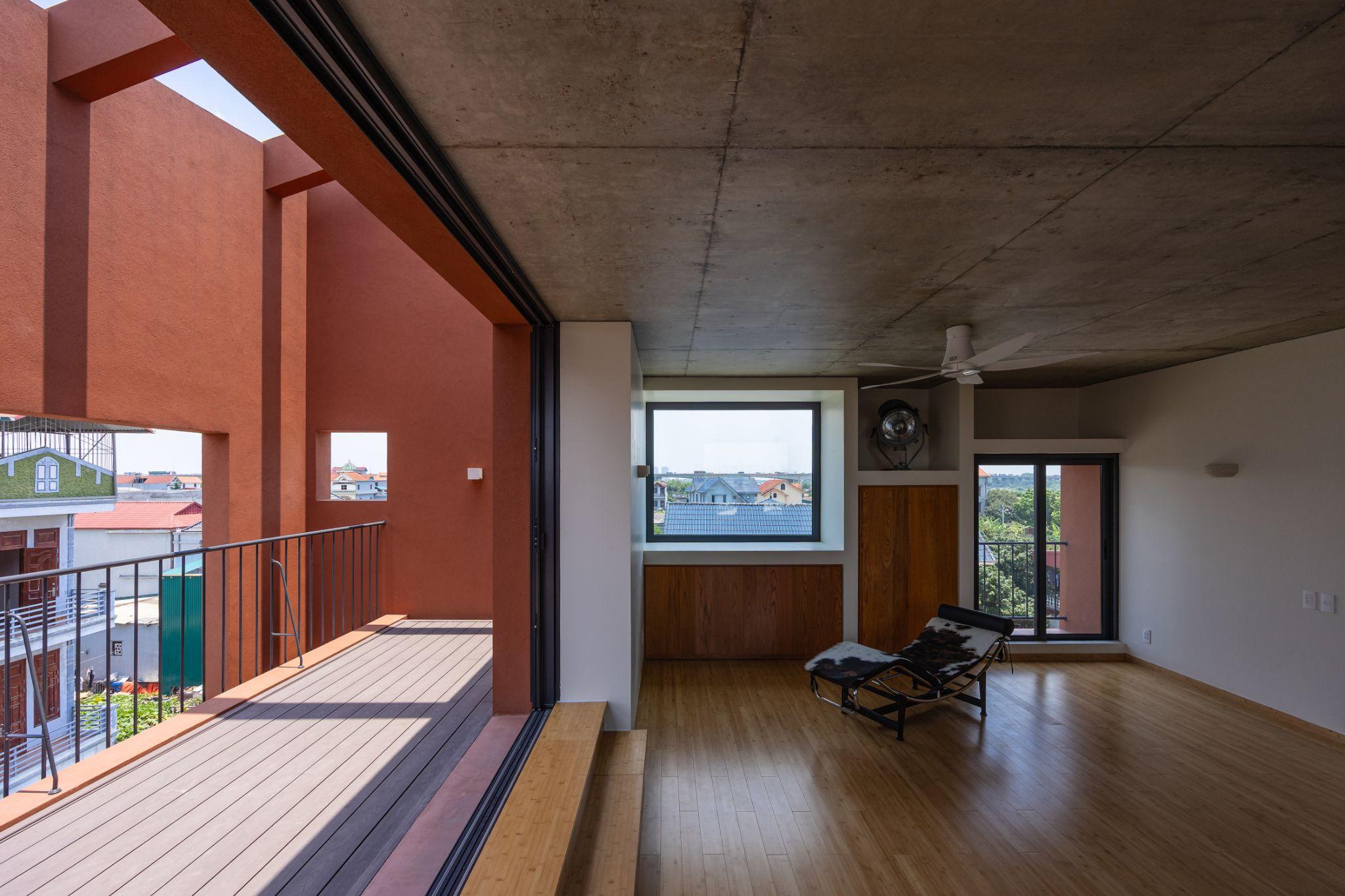 100-windows-mot-ngoi-nha-ba-gia-dinh-va-lop-vo-cua-su-thich-ung-inrestudio_16.jpg