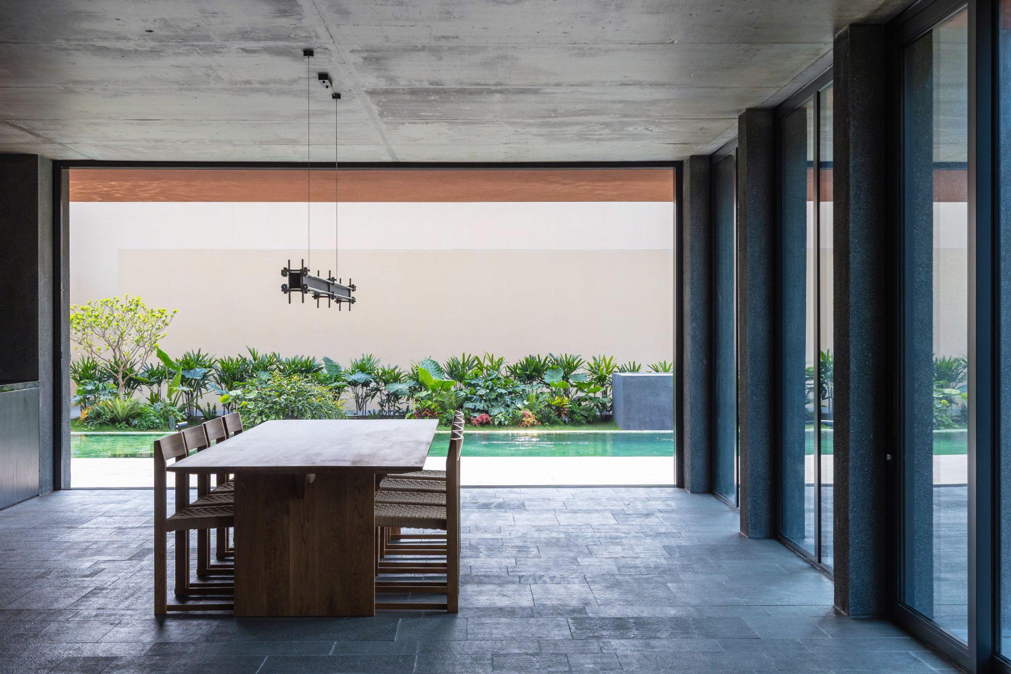 100-windows-mot-ngoi-nha-ba-gia-dinh-va-lop-vo-cua-su-thich-ung-inrestudio_22.jpg
