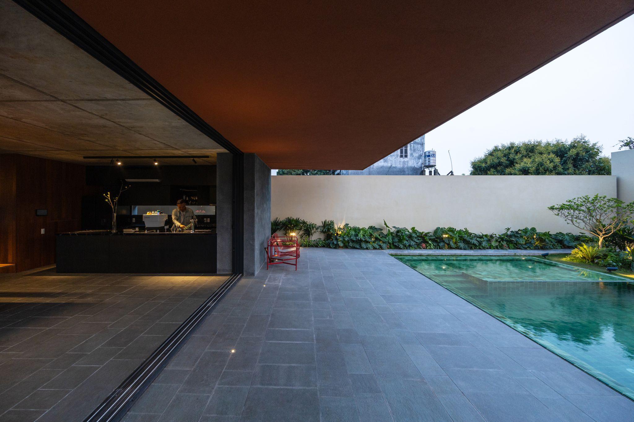 100-windows-mot-ngoi-nha-ba-gia-dinh-va-lop-vo-cua-su-thich-ung-inrestudio_25.jpg