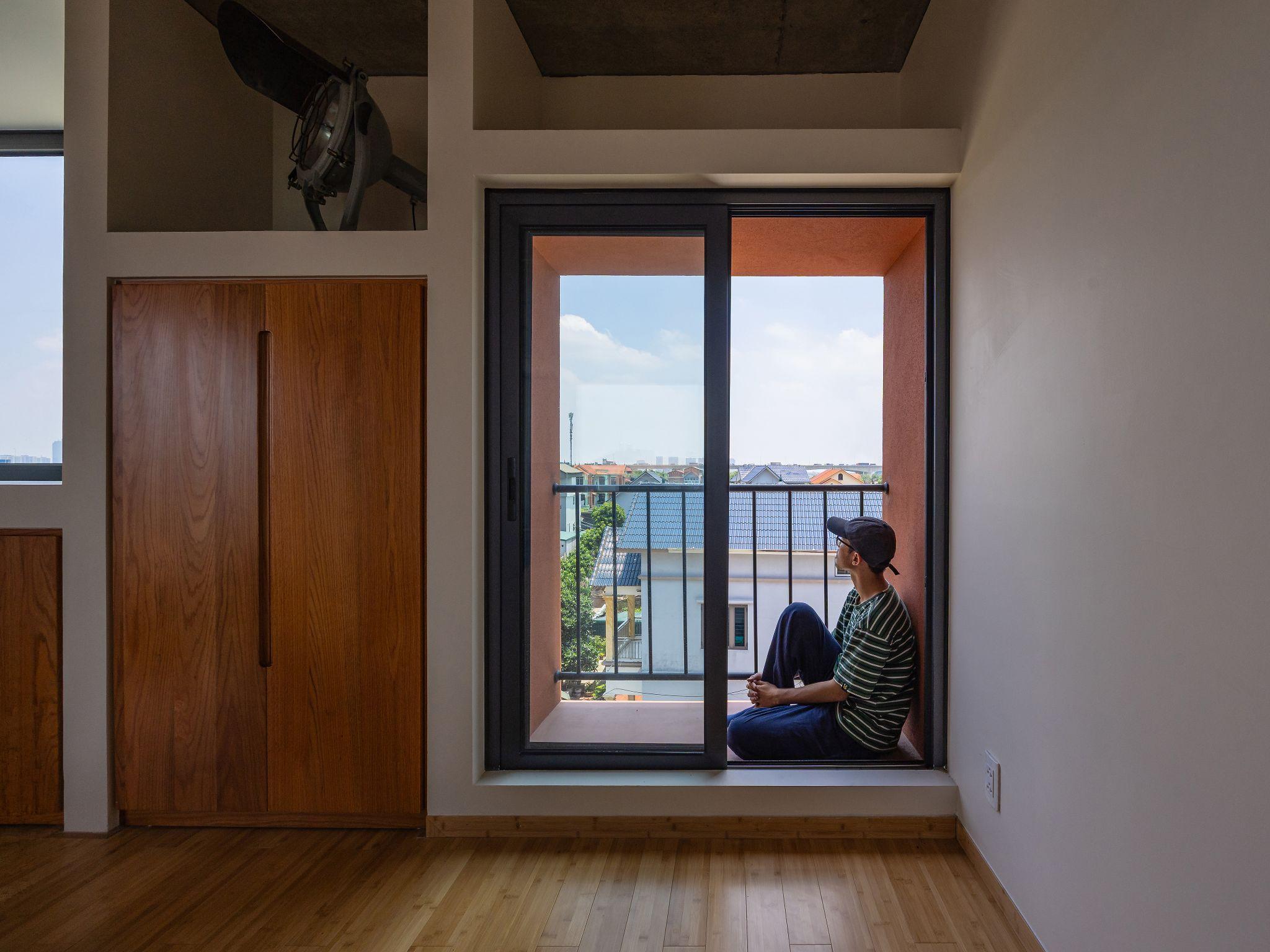 100-windows-mot-ngoi-nha-ba-gia-dinh-va-lop-vo-cua-su-thich-ung-inrestudio_28.jpg