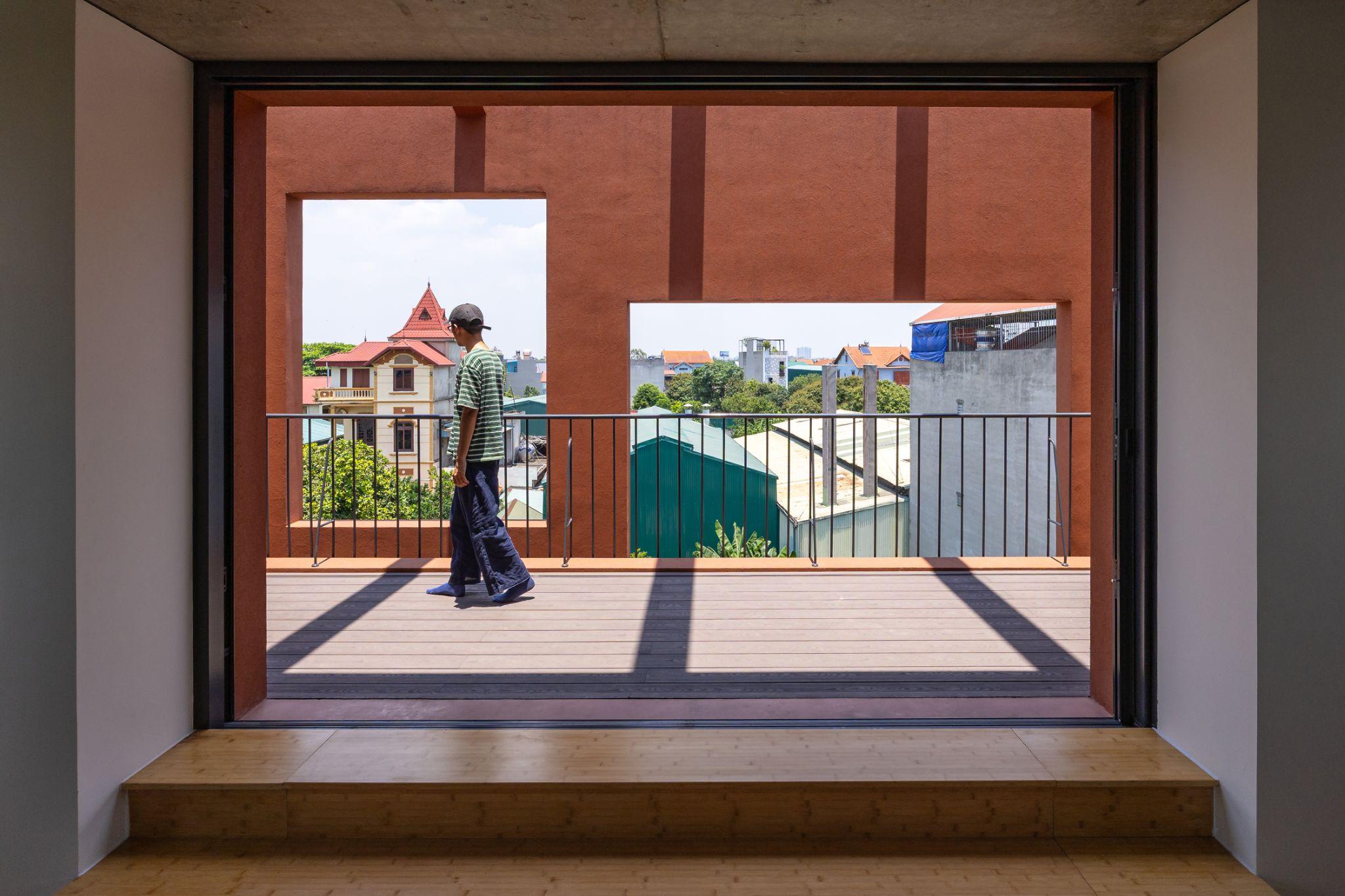 100-windows-mot-ngoi-nha-ba-gia-dinh-va-lop-vo-cua-su-thich-ung-inrestudio_29.jpg