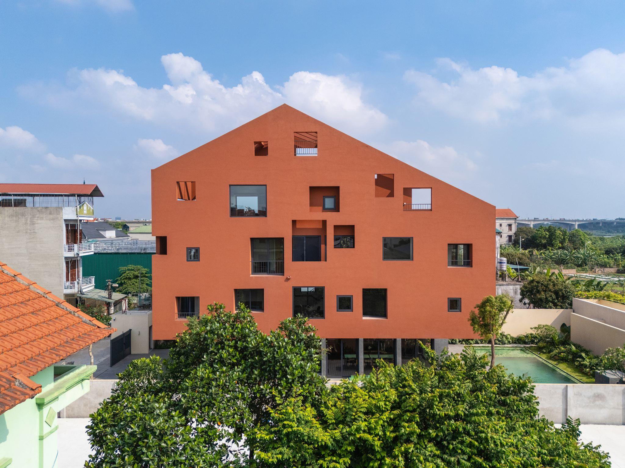 100-windows-mot-ngoi-nha-ba-gia-dinh-va-lop-vo-cua-su-thich-ung-inrestudio_3.jpg