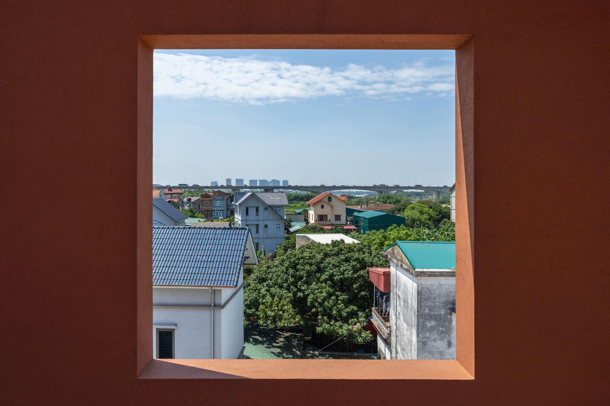 100-windows-mot-ngoi-nha-ba-gia-dinh-va-lop-vo-cua-su-thich-ung-inrestudio_30.jpg