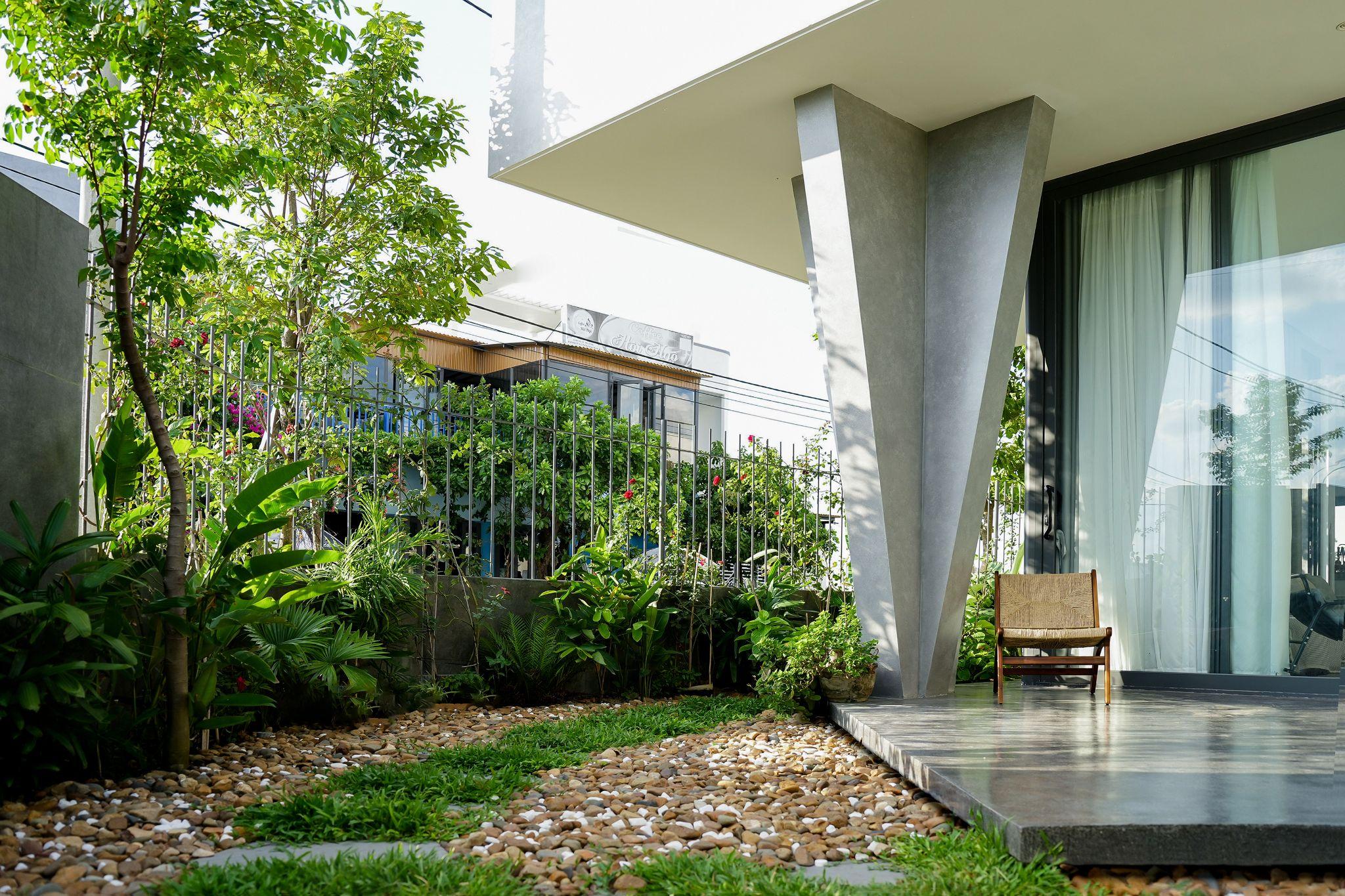 lt-house-hinh-khoi-hien-dai-gan-lien-voi-khoang-xanh-thien-nhien-ben-vung-nna-design_2.jpg