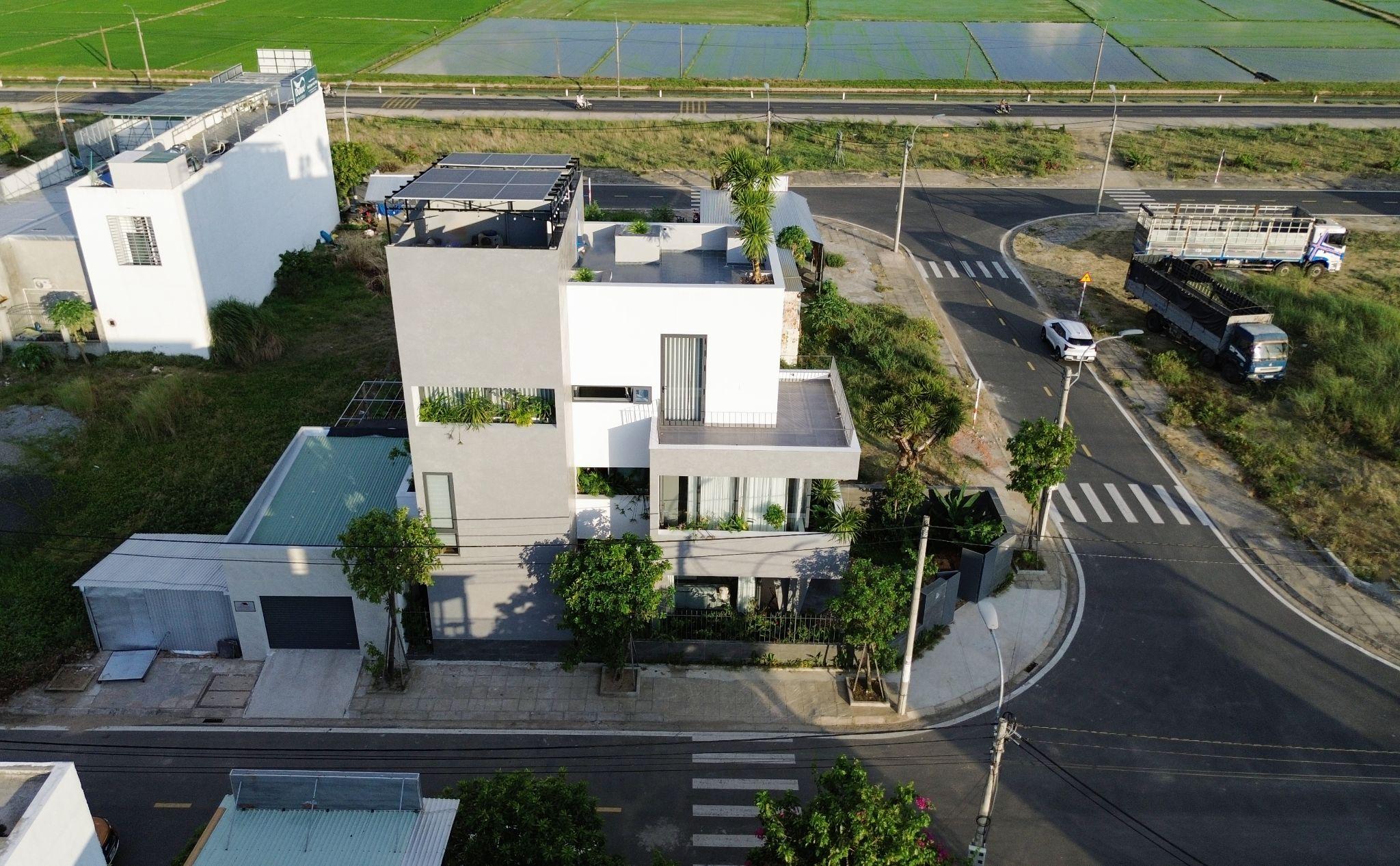lt-house-hinh-khoi-hien-dai-gan-lien-voi-khoang-xanh-thien-nhien-ben-vung-nna-design_3.jpg