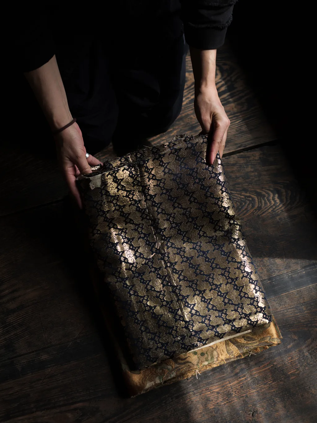 mae-engelgeer-va-hanh-trinh-tai-dien-giai-di-san-det-may-nhat-ban-tai-kyoto_10.png