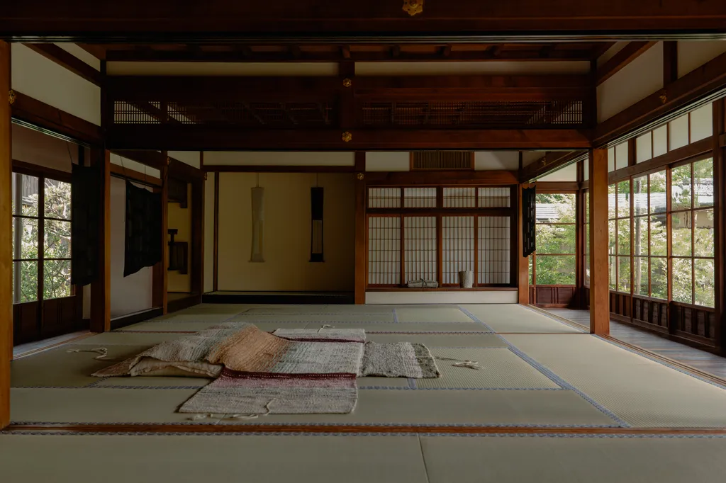 mae-engelgeer-va-hanh-trinh-tai-dien-giai-di-san-det-may-nhat-ban-tai-kyoto_2.png